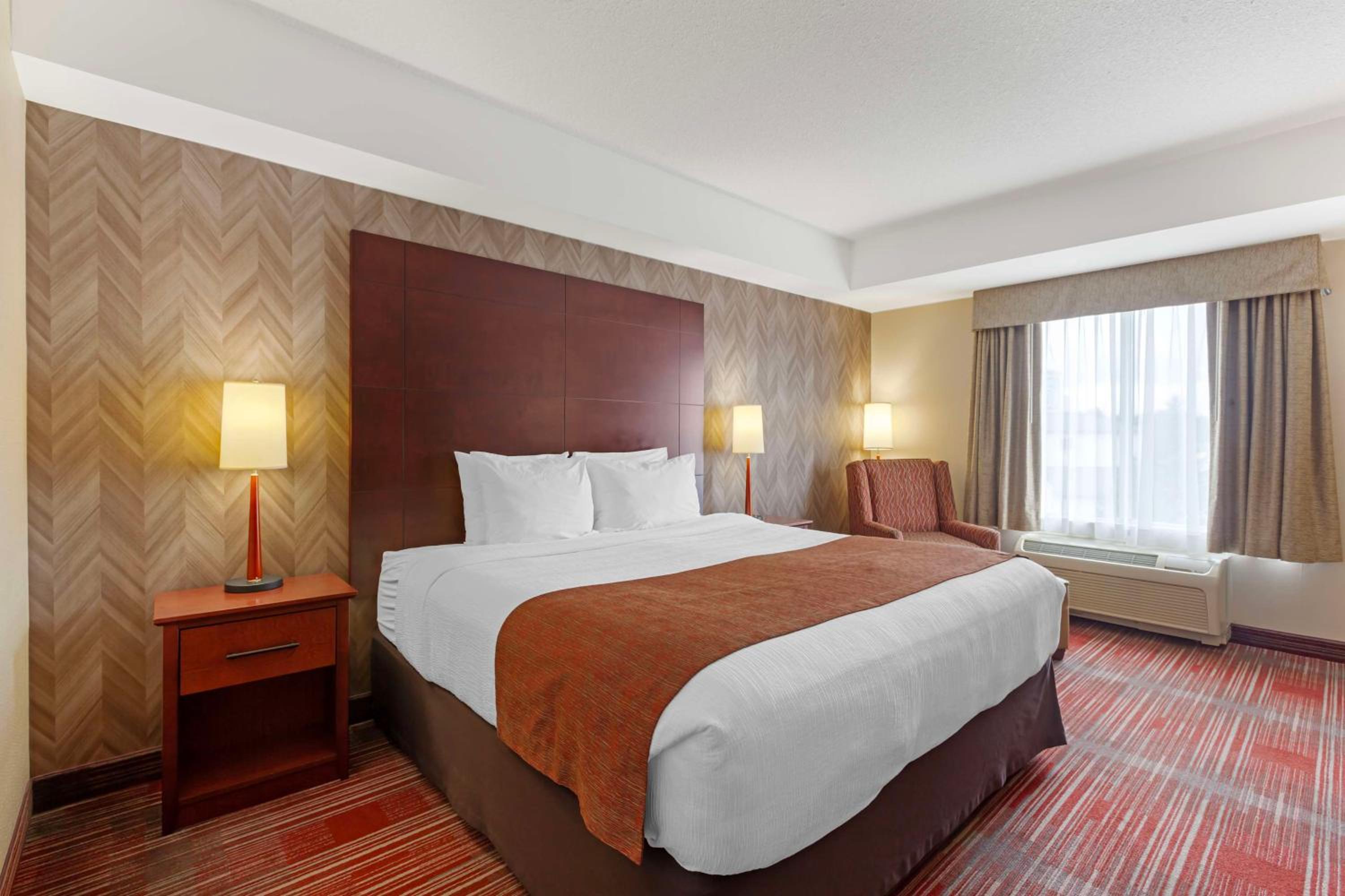 King Room with Roll-In Shower - Mobility Accessible - Photo 3