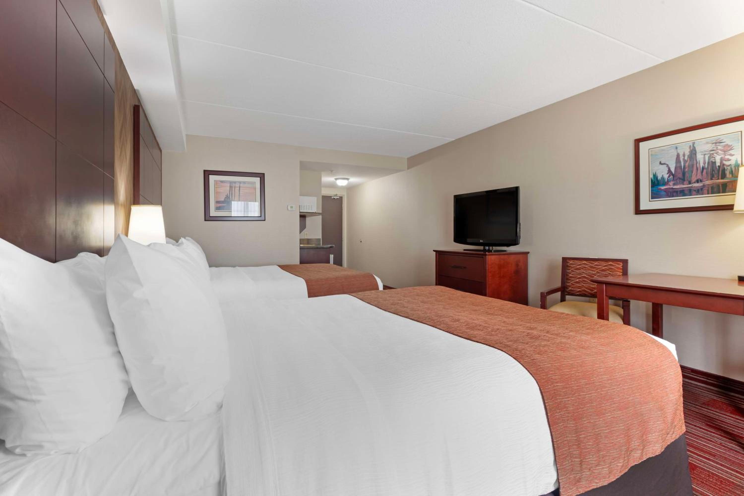 Queen Room with Two Queen Beds - Non-Smoking - Photo 2