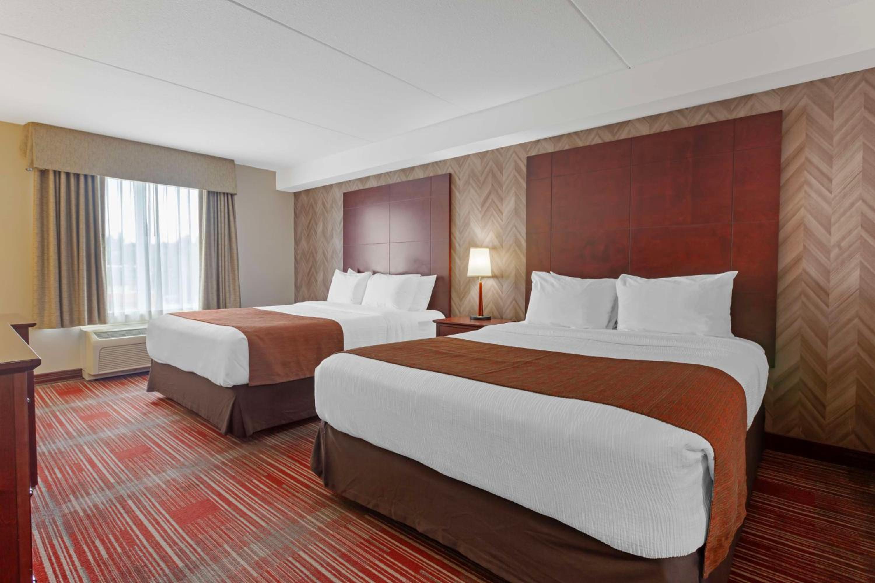 Queen Room with Two Queen Beds - Non-Smoking - Photo 3