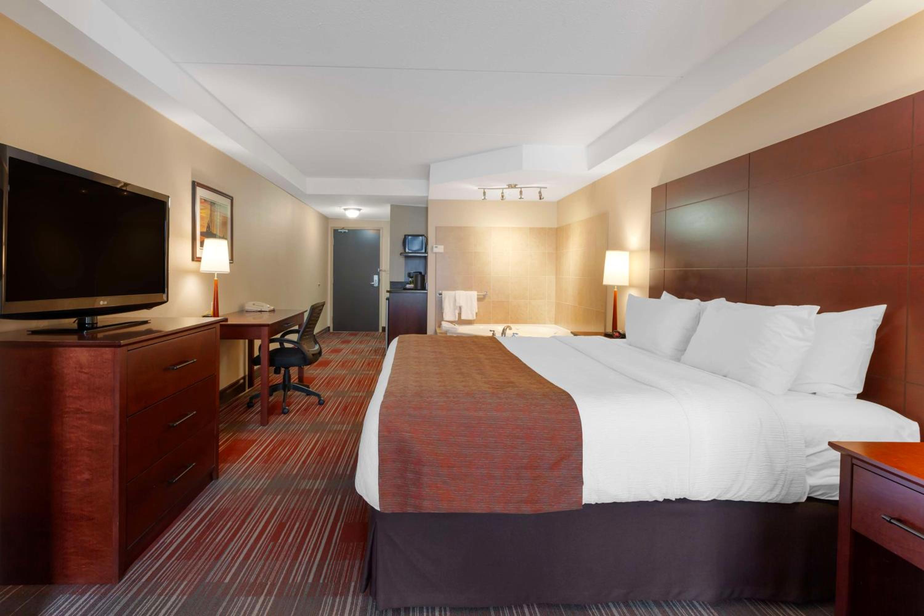 King Suite with Sofa Bed - Non-Smoking - Photo 3