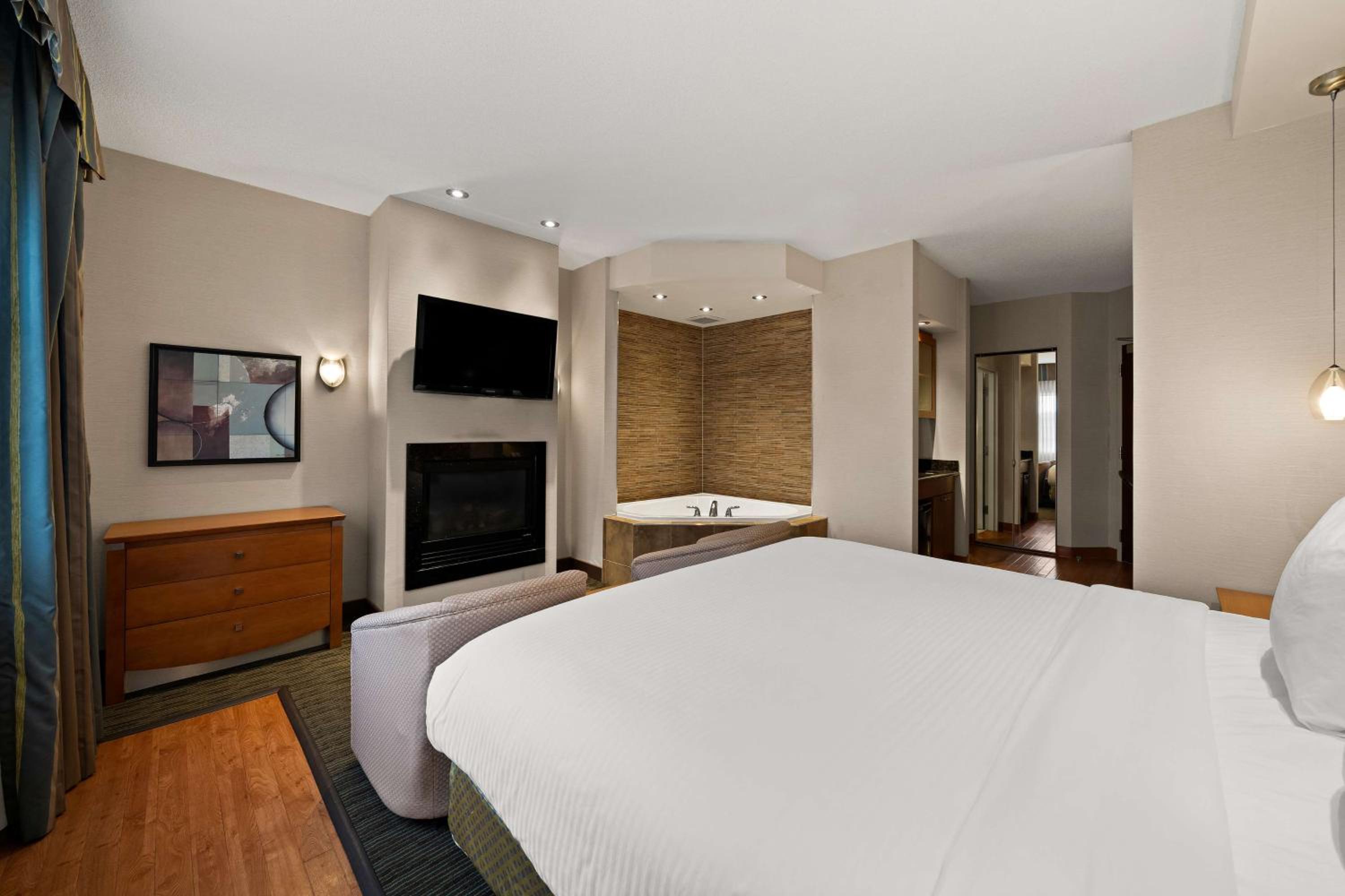 King Room with Fireplace and Kitchenette - Non-Smoking