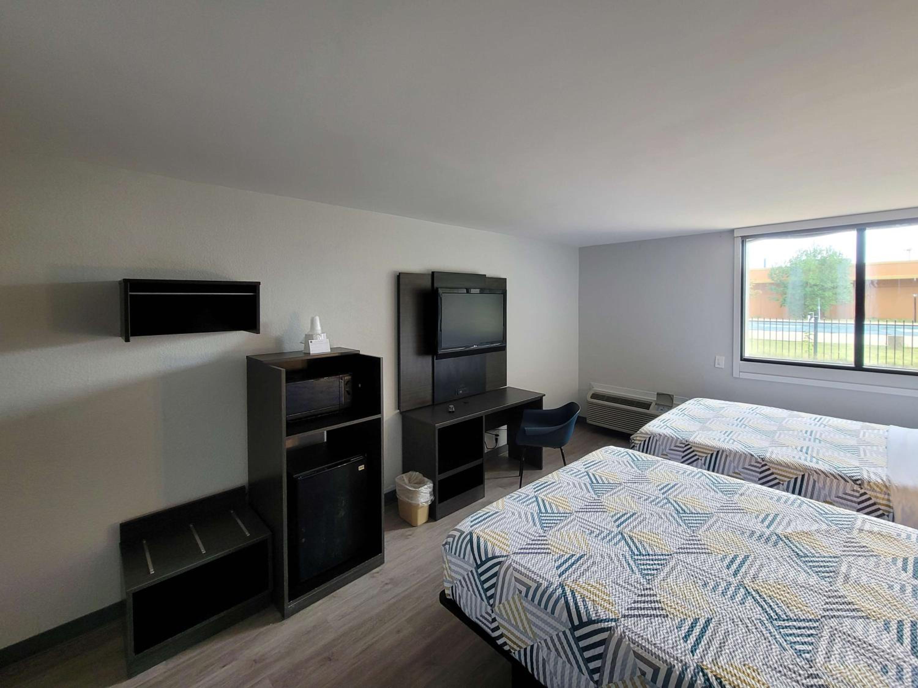 Queen Room with Two Queen Beds - Disability Access - Non-Smoking photo 2