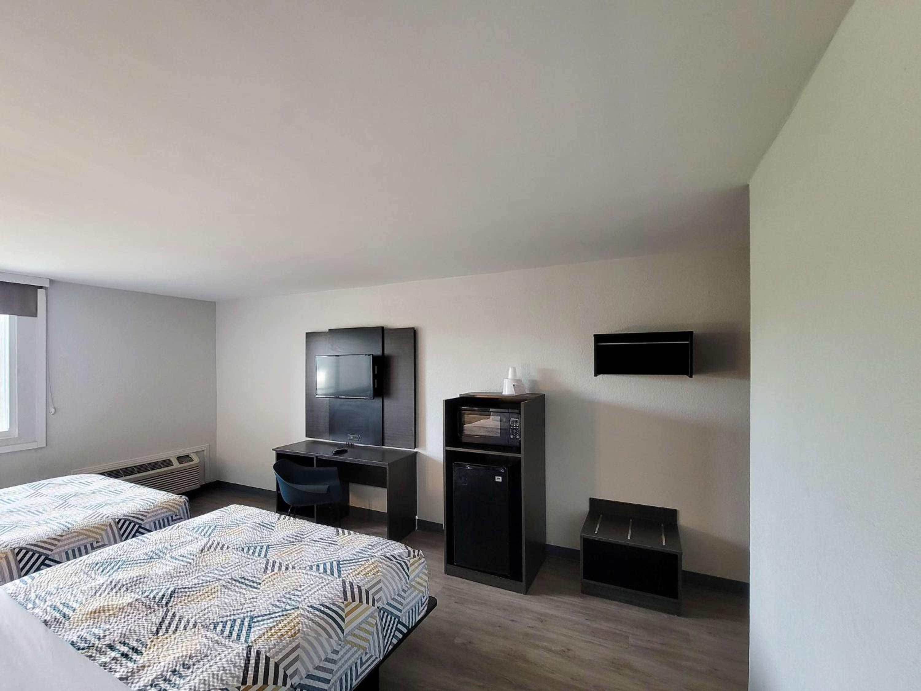 Queen Room with Two Queen Beds - Non-Smoking photo 1