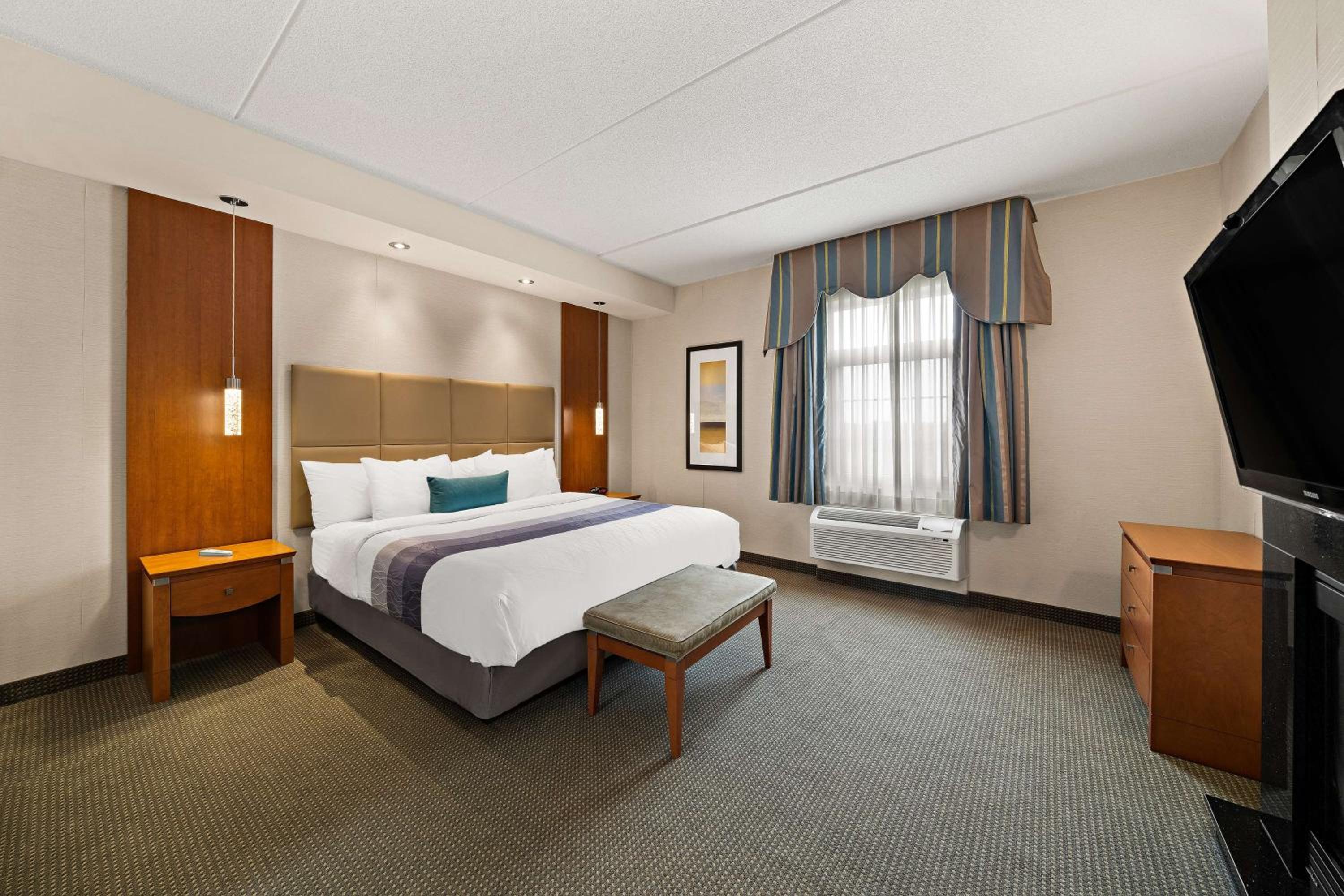 King Suite with Living Room - Non-Smoking