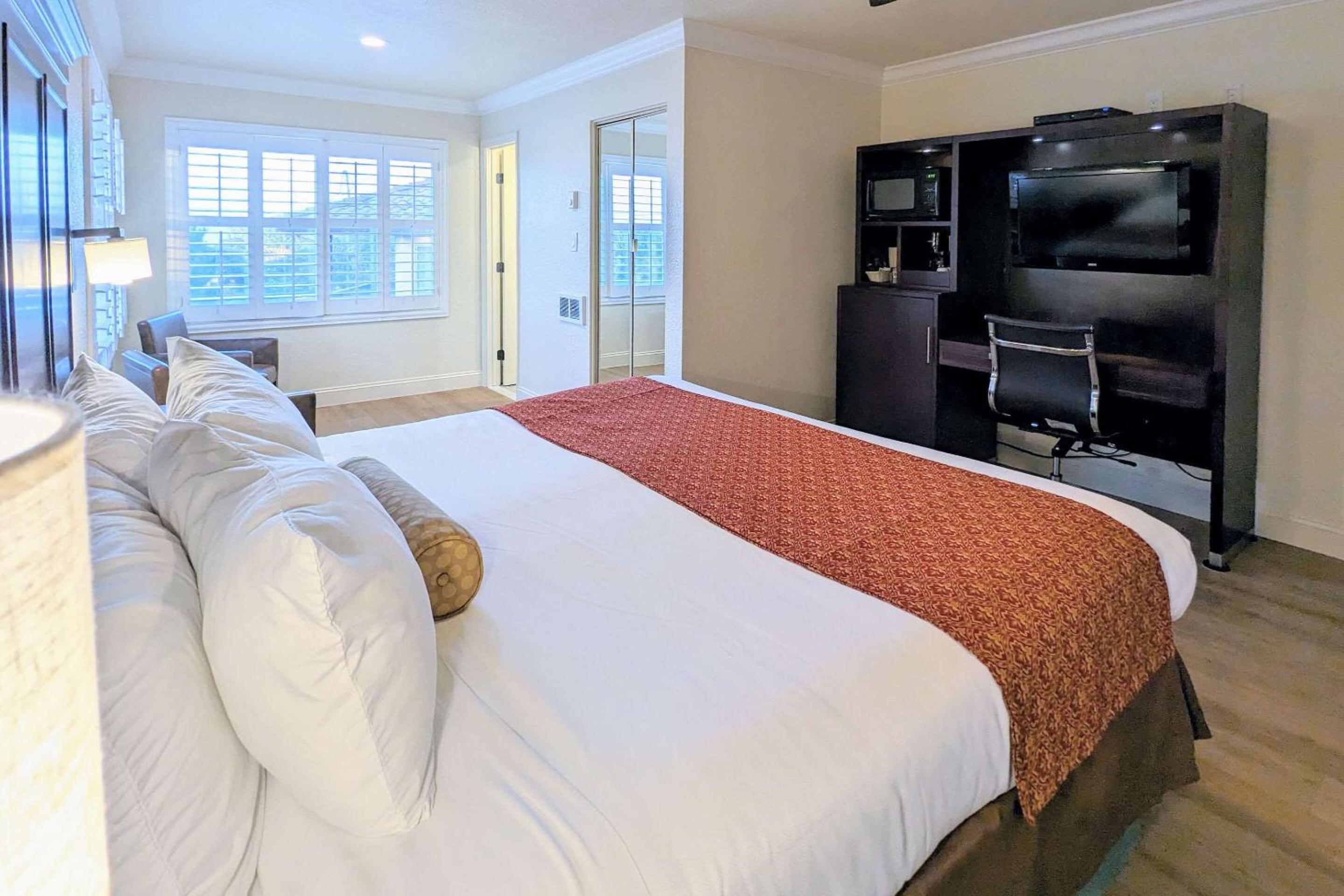 Superior King Room - Non-Smoking - Photo 2