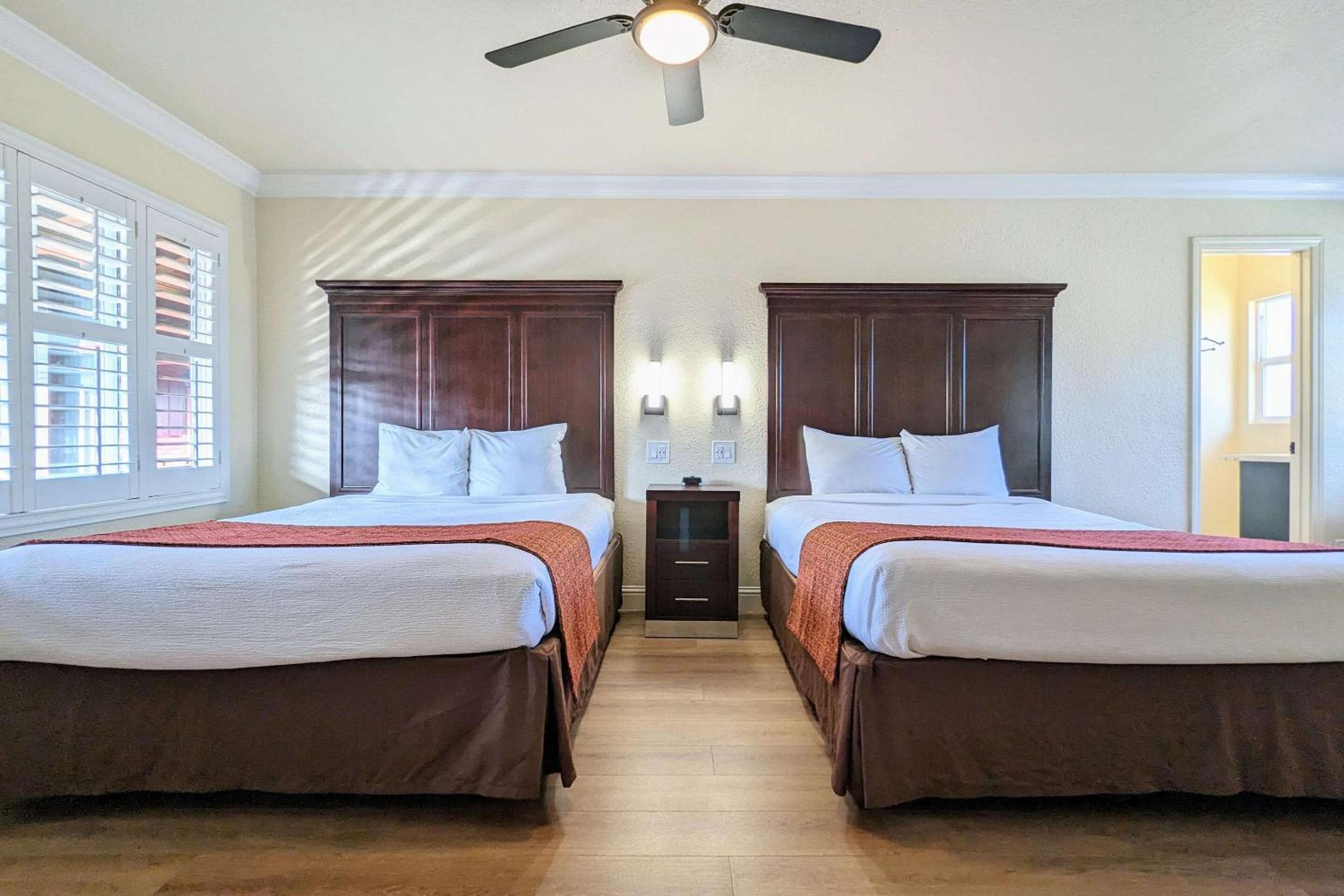 Queen Room with Two Queen Beds - Photo 4