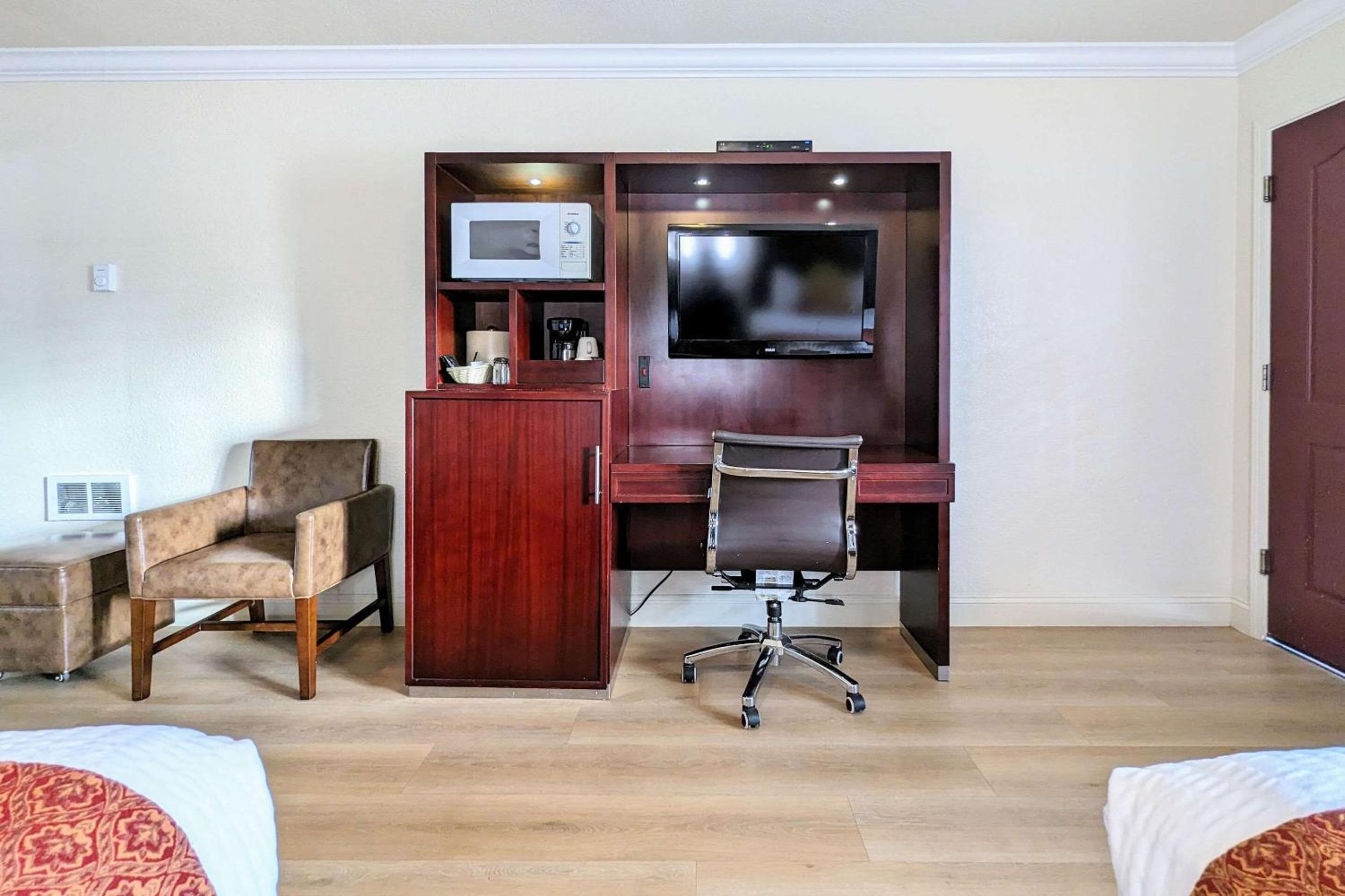 Queen Room with Two Queen Beds - Photo 3