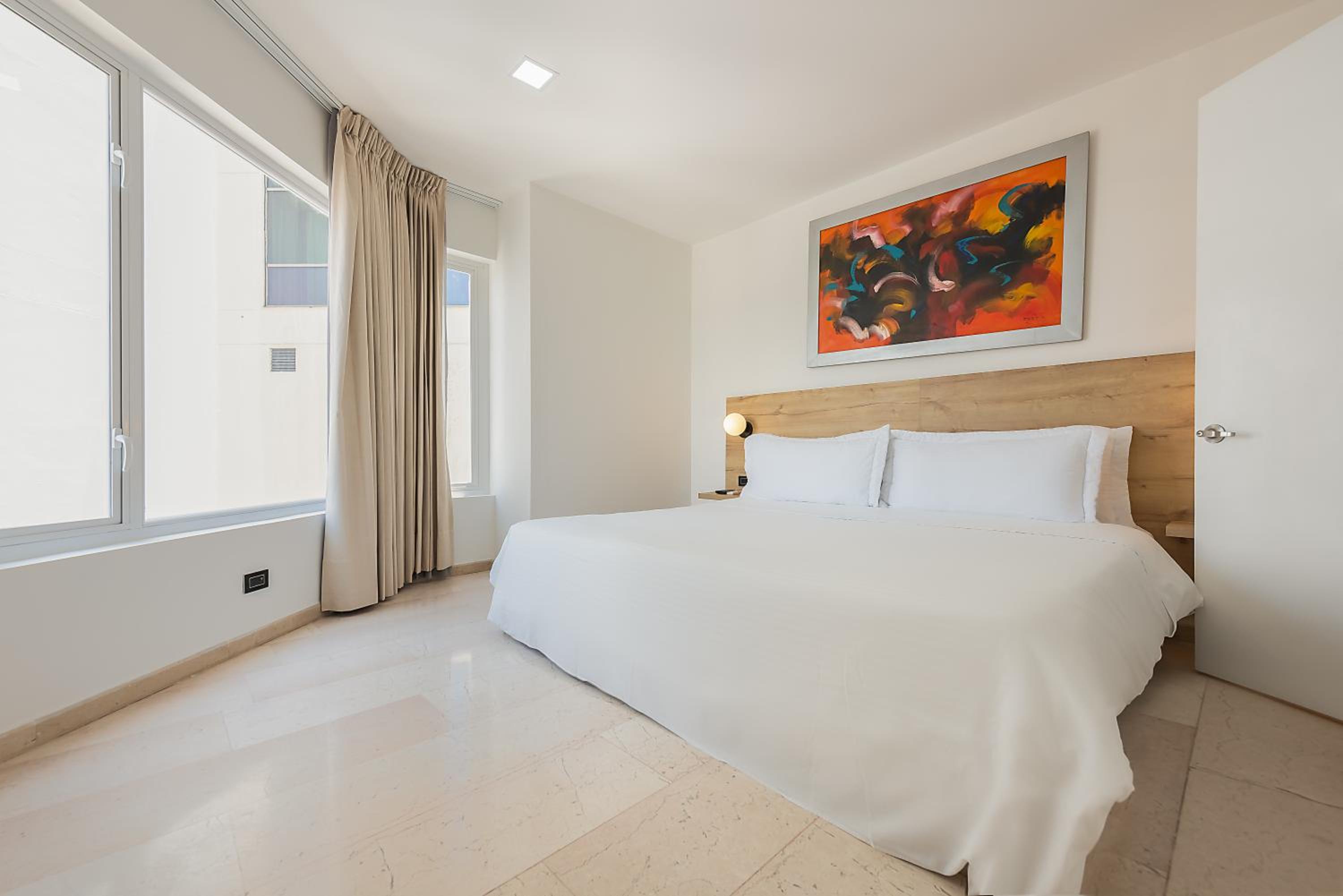 Suite - Photo 1