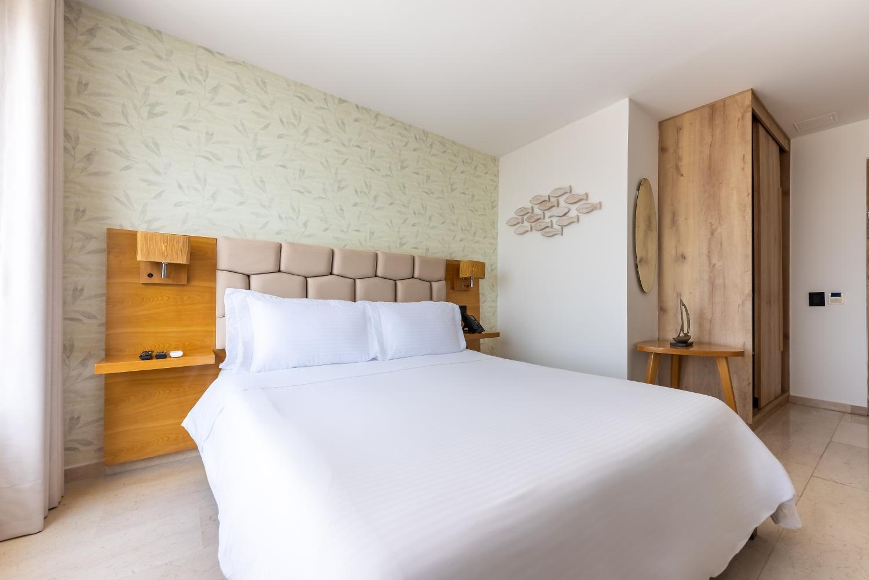 Deluxe Room - Photo 10
