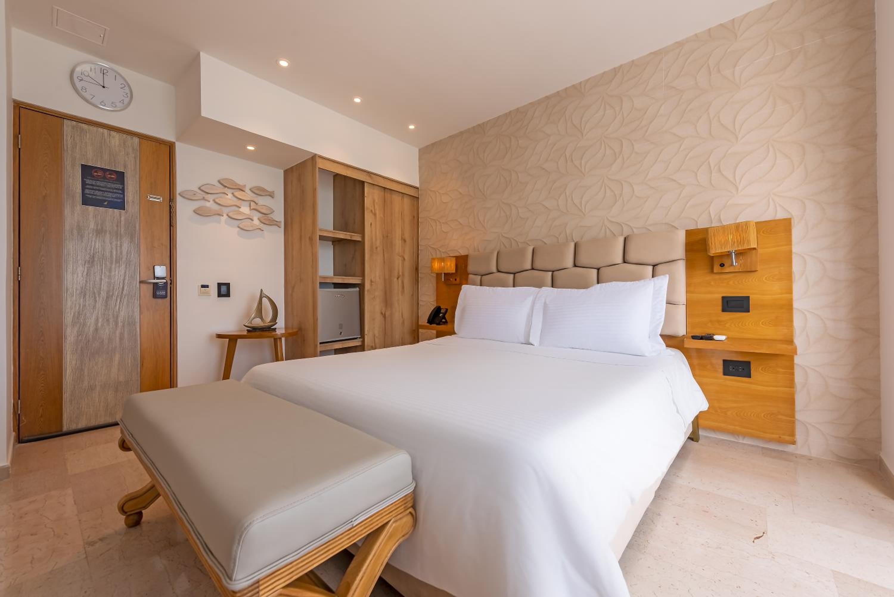 Deluxe Room - Photo 5