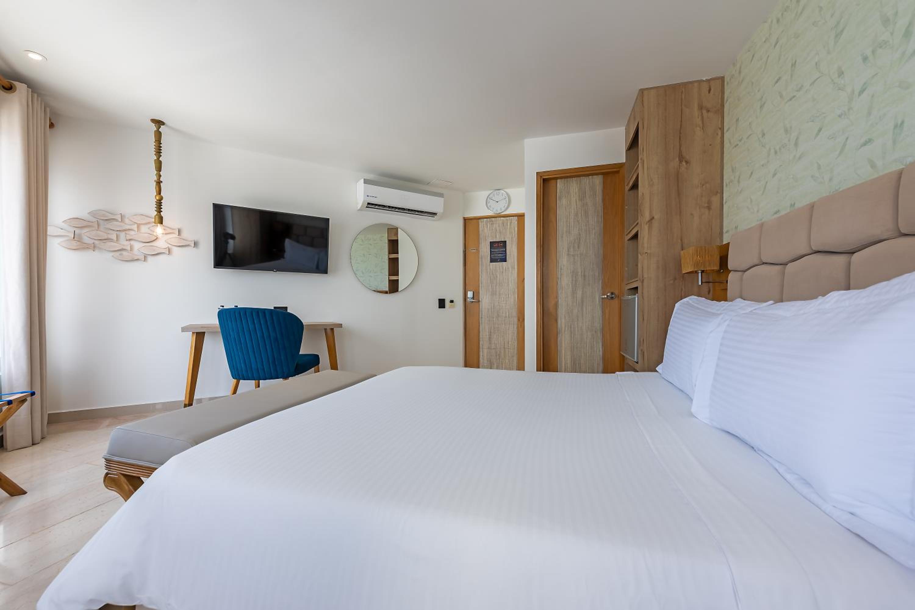 Deluxe Room - Photo 7