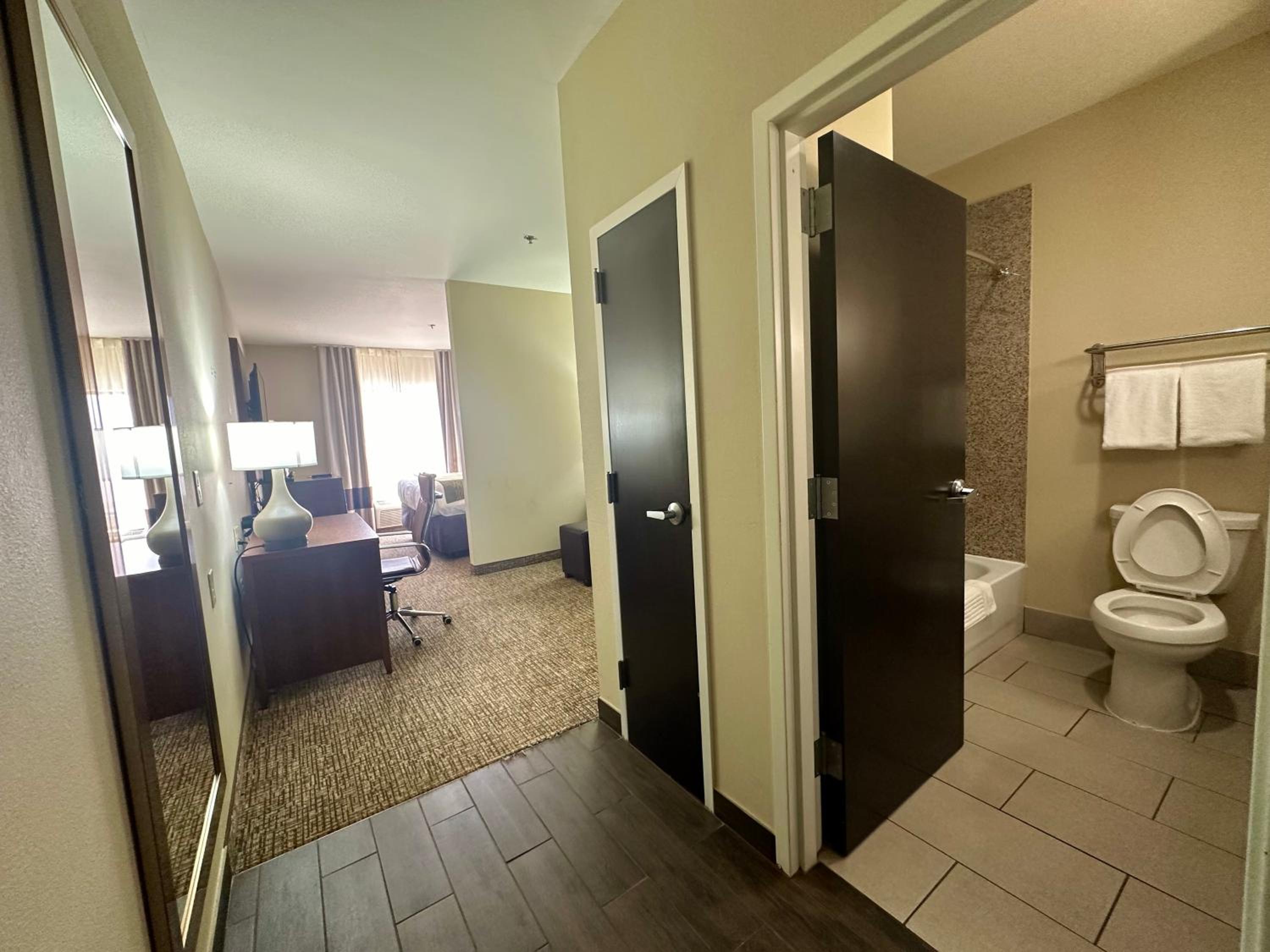King Suite - Non-Smoking - Photo 9