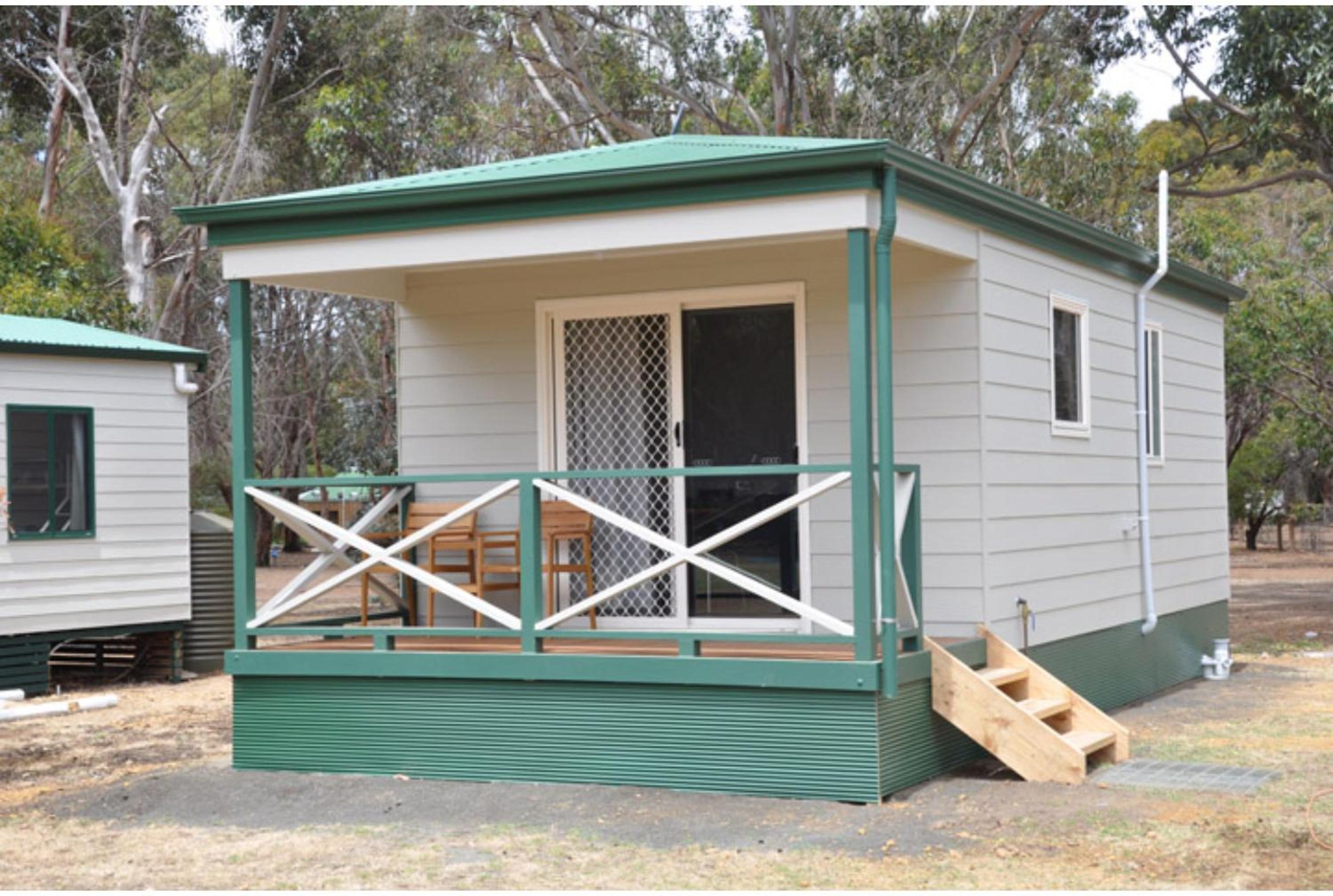 Deluxe 1 Bedroom Cabin - Sleeps 2 photo 2