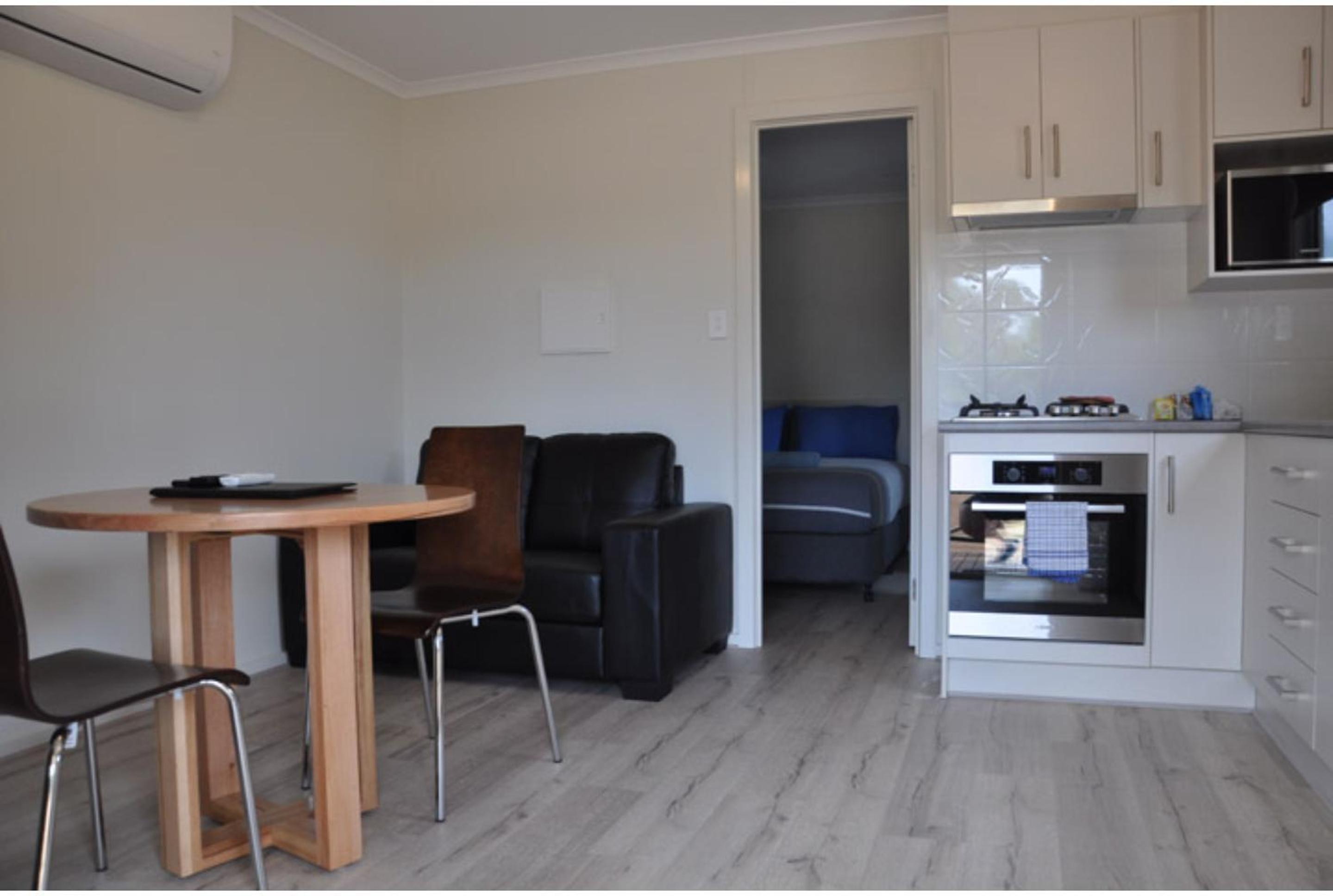 Deluxe 1 Bedroom Cabin - Sleeps 2 photo 3