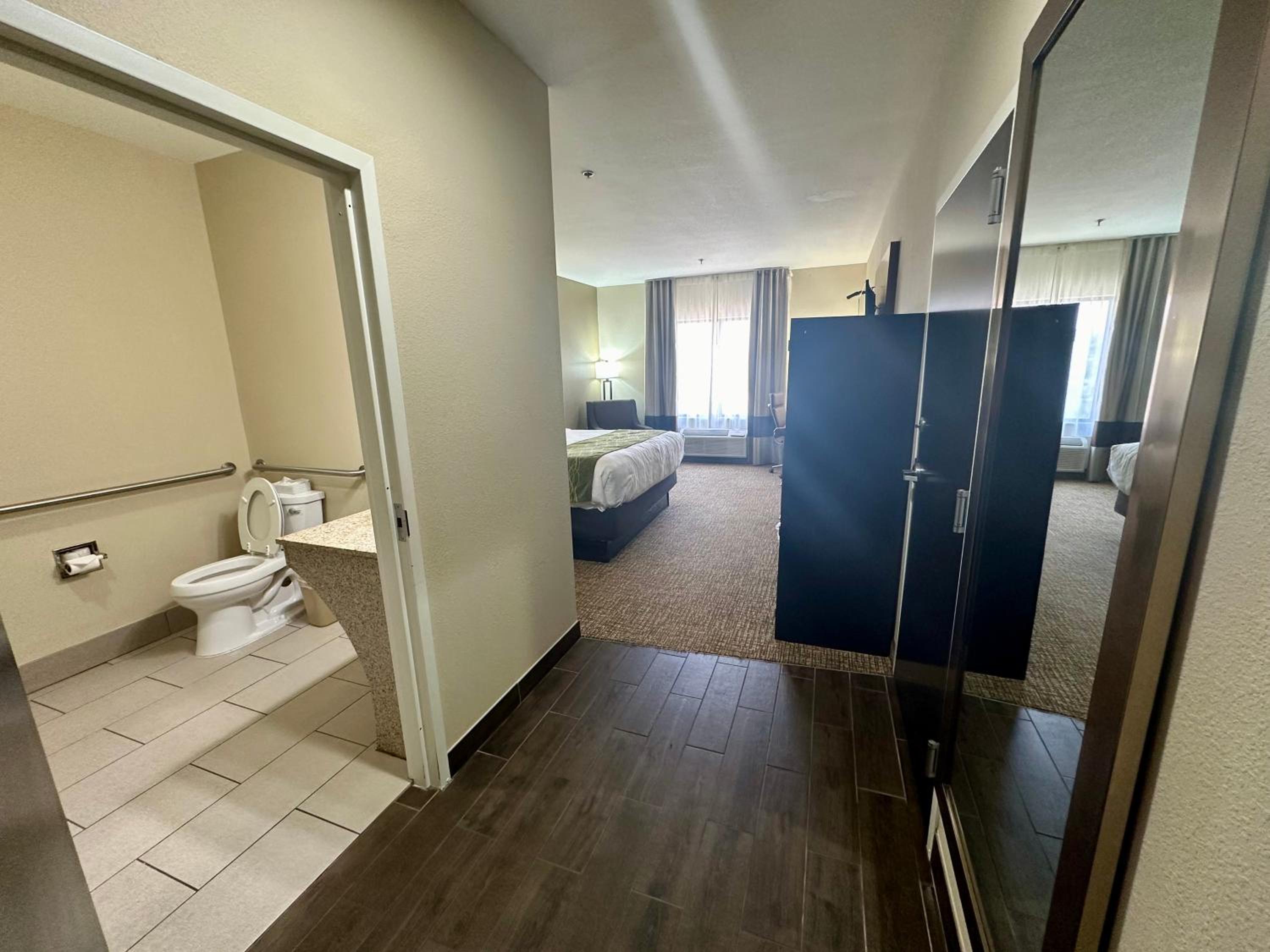 King Room - Accessible/Non-Smoking - Photo 5