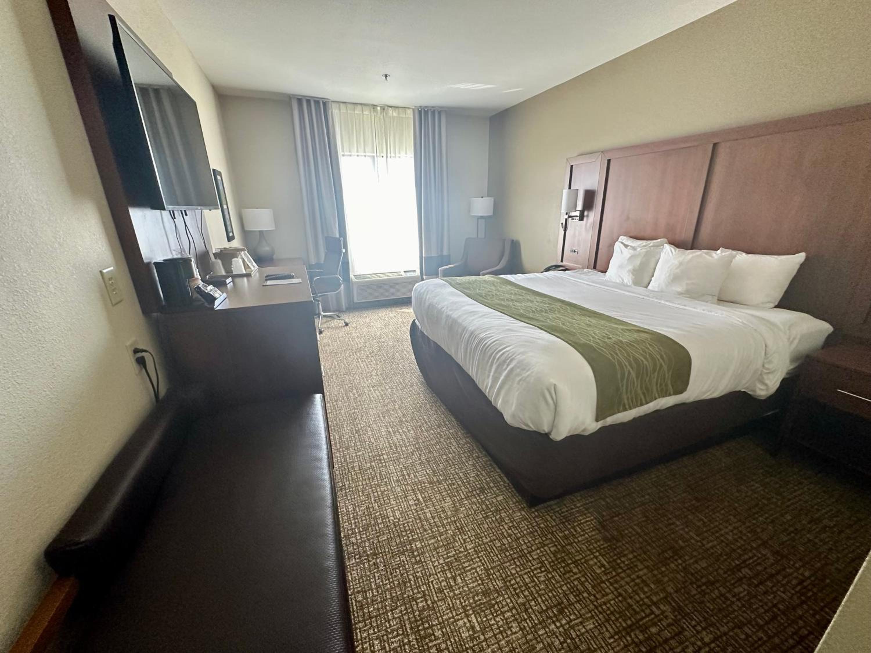 King Room - Non-Smoking - Photo 2