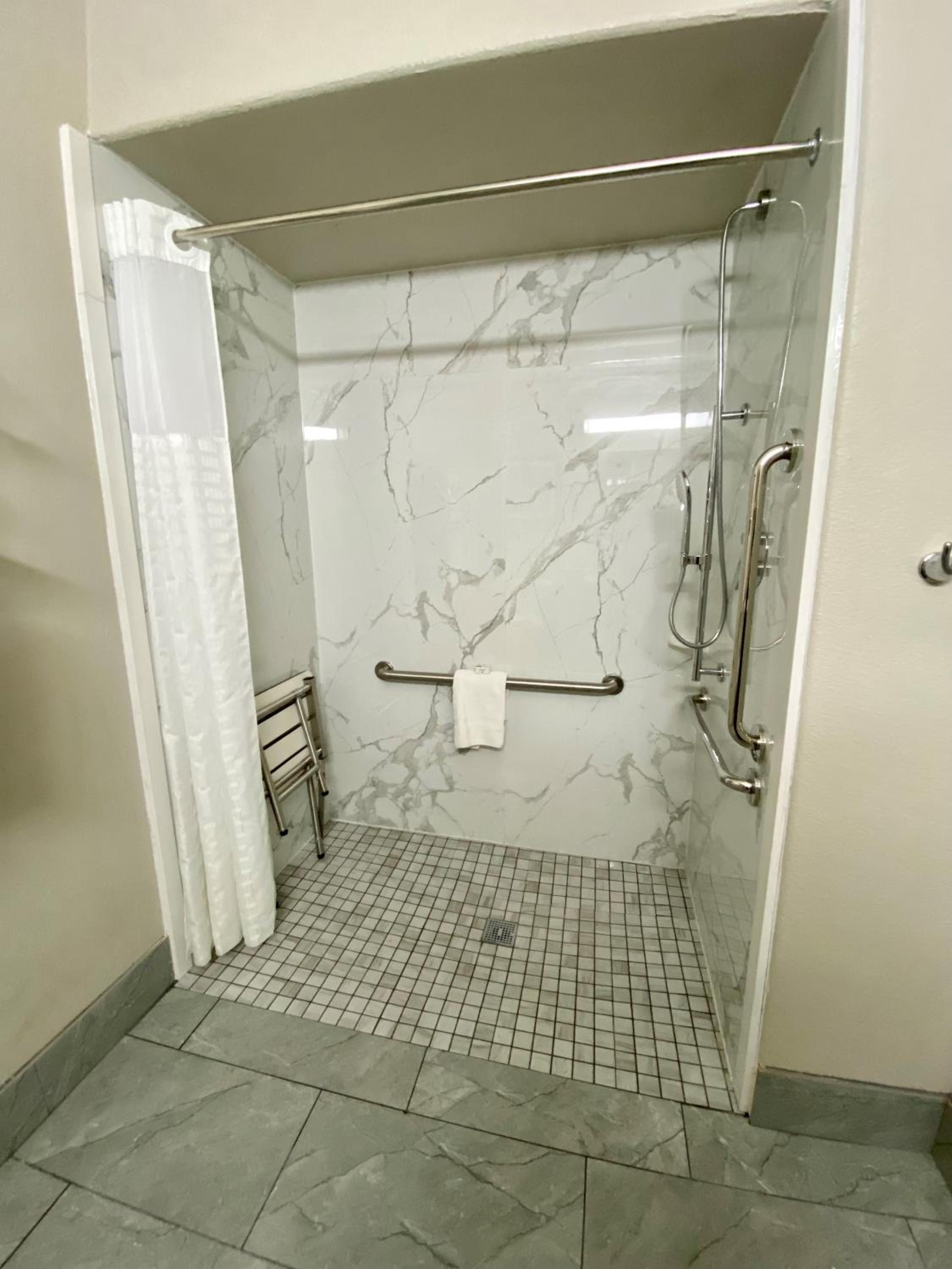 Queen Room with Two Queen Beds and Mobility/Hearing Impaired Access - Non-Smoking - Photo 2
