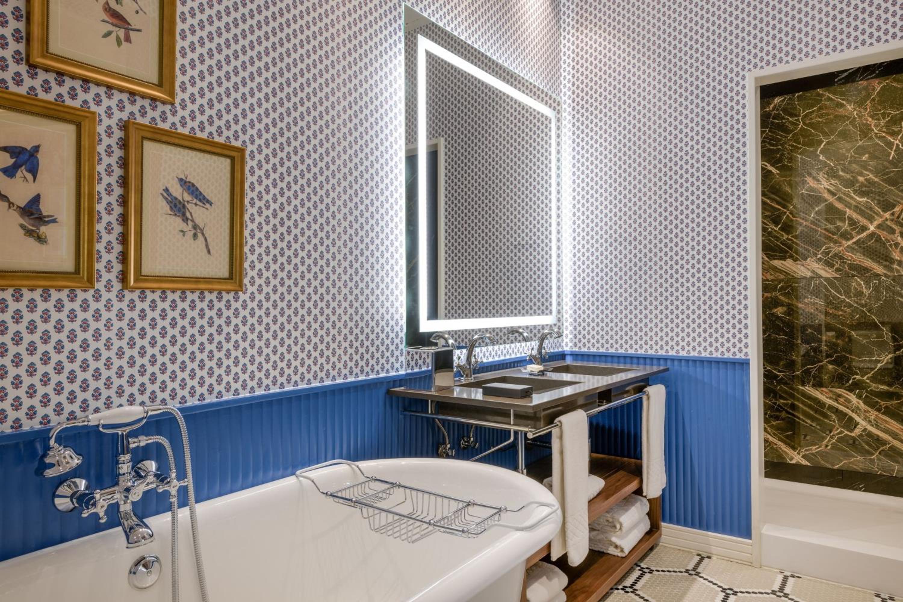 Premium Deluxe King or Twin Room - Photo 8
