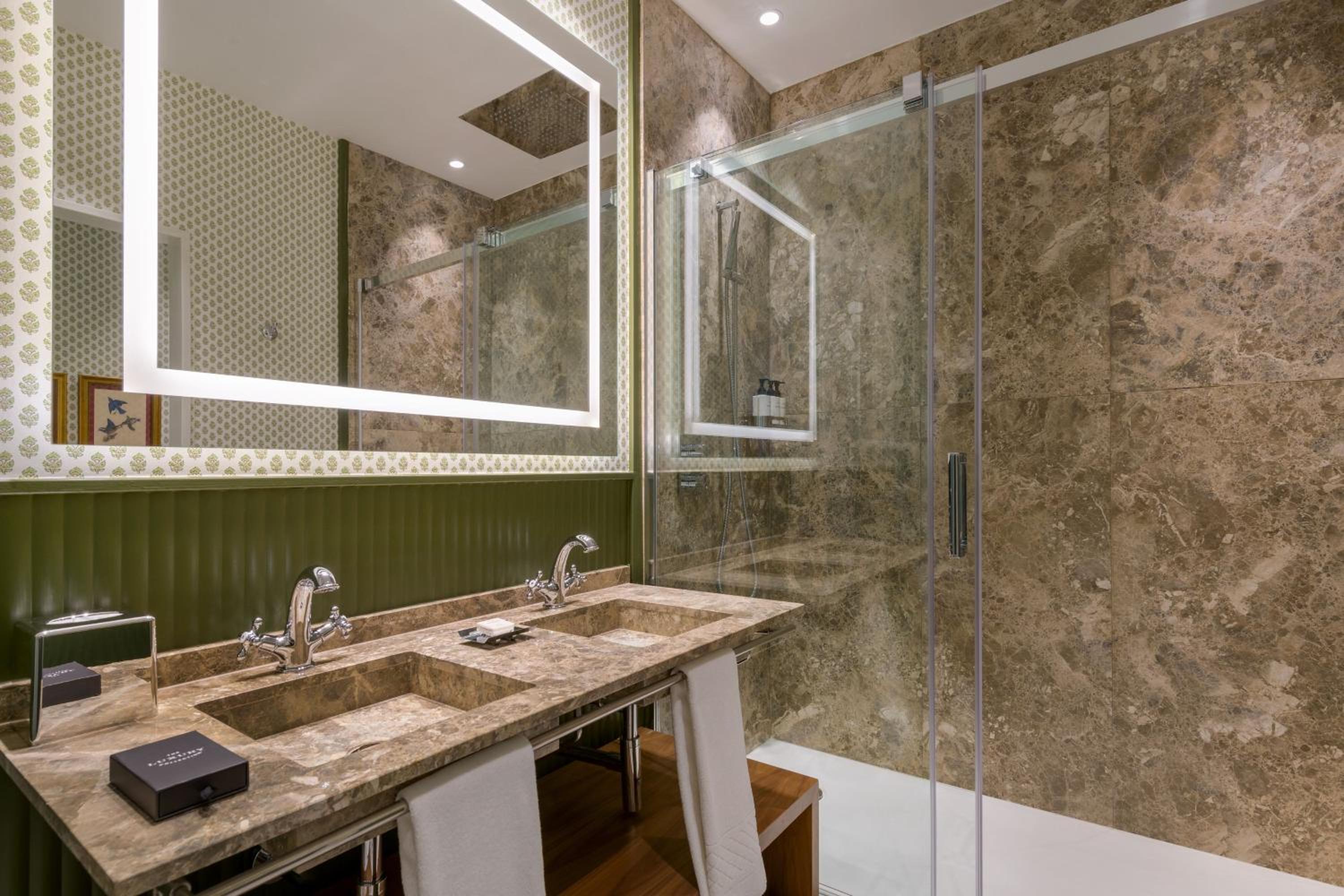 Premium Deluxe King or Twin Room - Photo 9