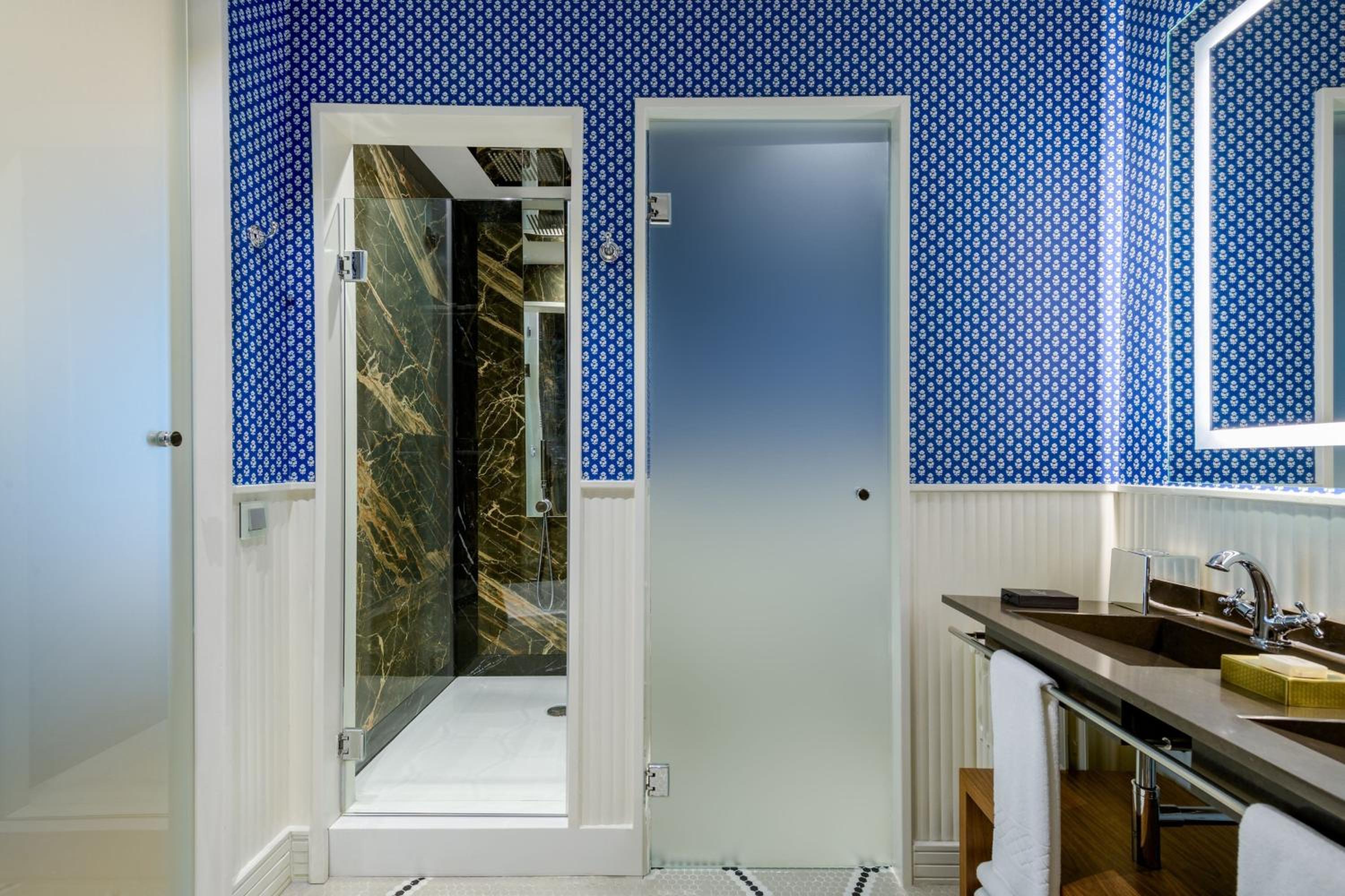 Premium Deluxe King or Twin Room - Photo 18