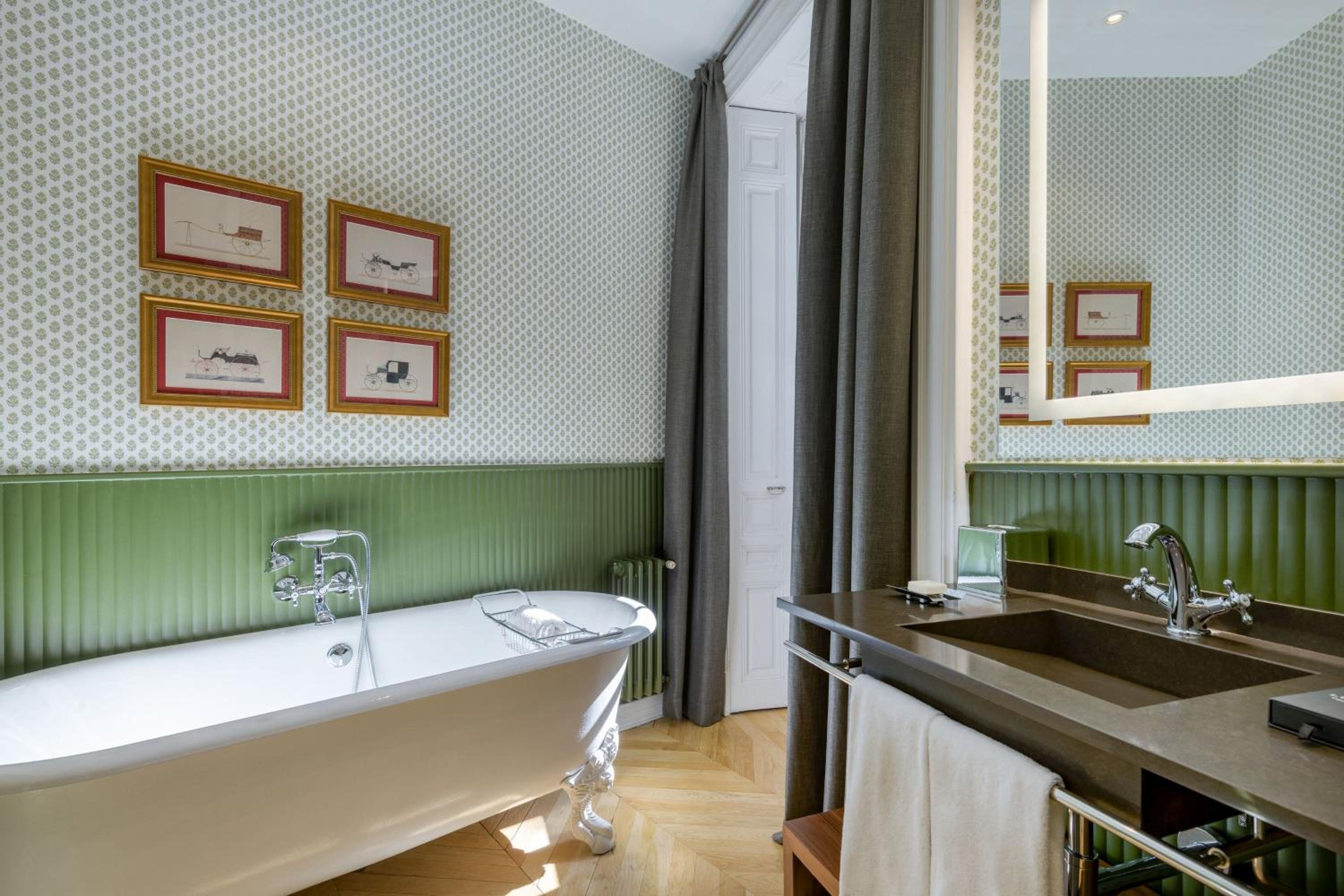 Junior King Suite - Photo 13