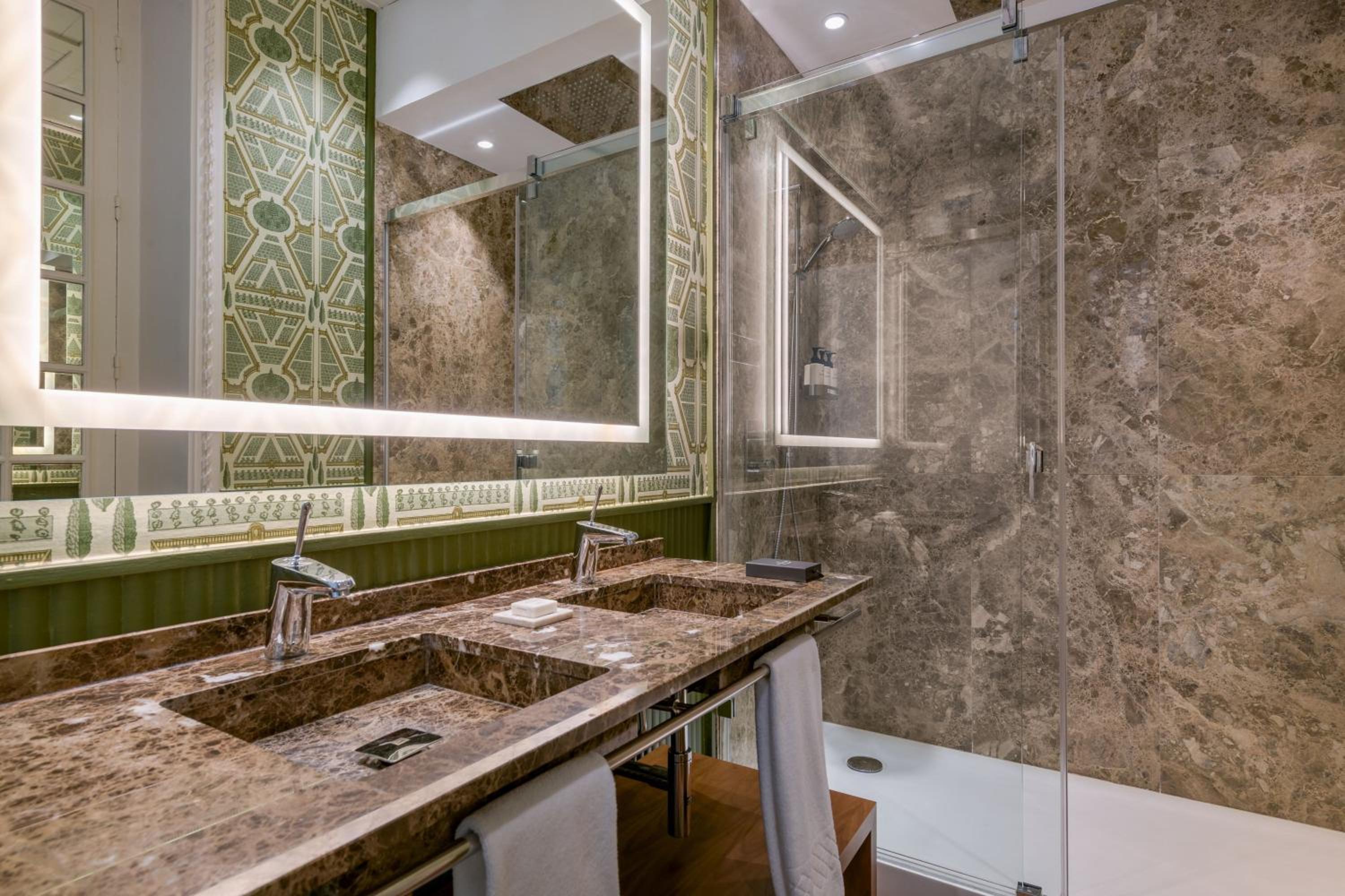 Junior King Suite - Photo 14