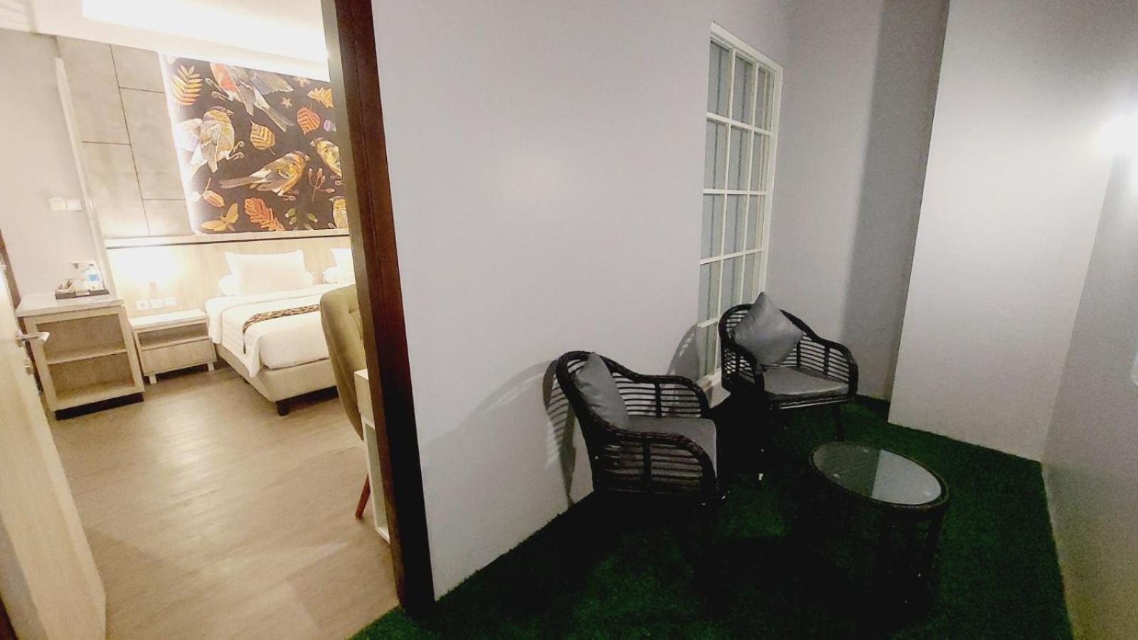 Executive Suite - Photo 12