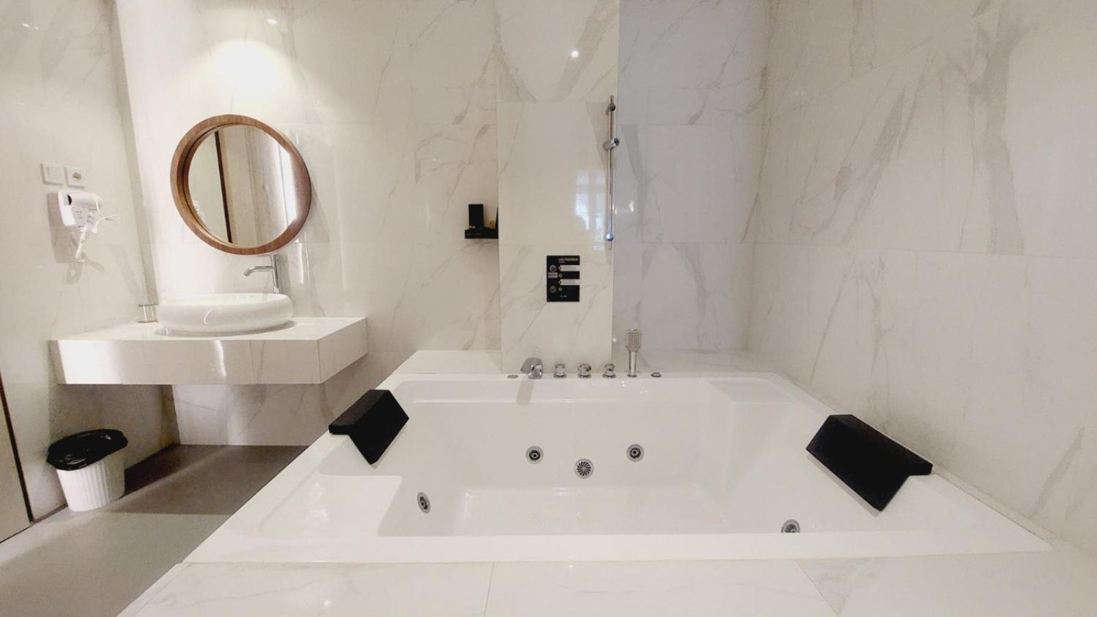 Executive Suite - Photo 11