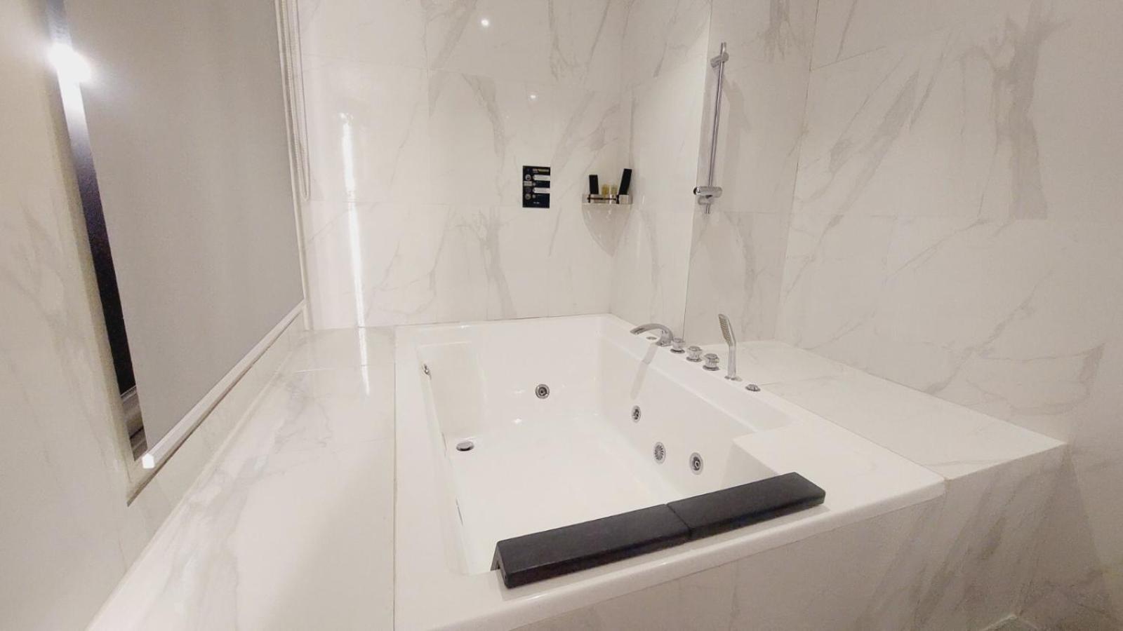 Executive Suite - Photo 10