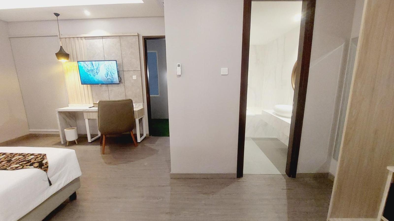 Executive Suite - Photo 14