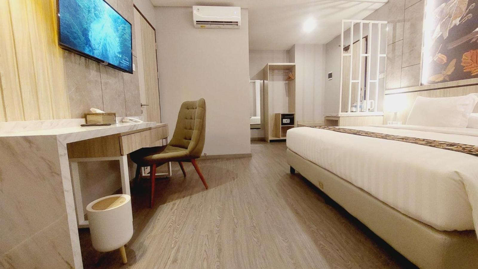 Executive Suite - Photo 2