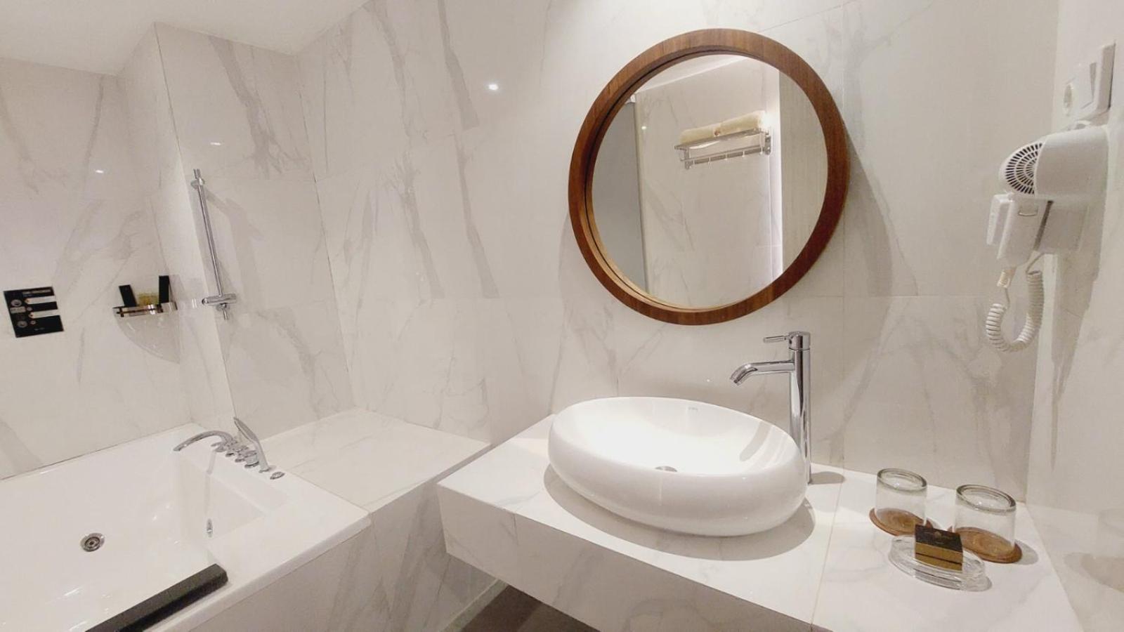 Executive Suite - Photo 13
