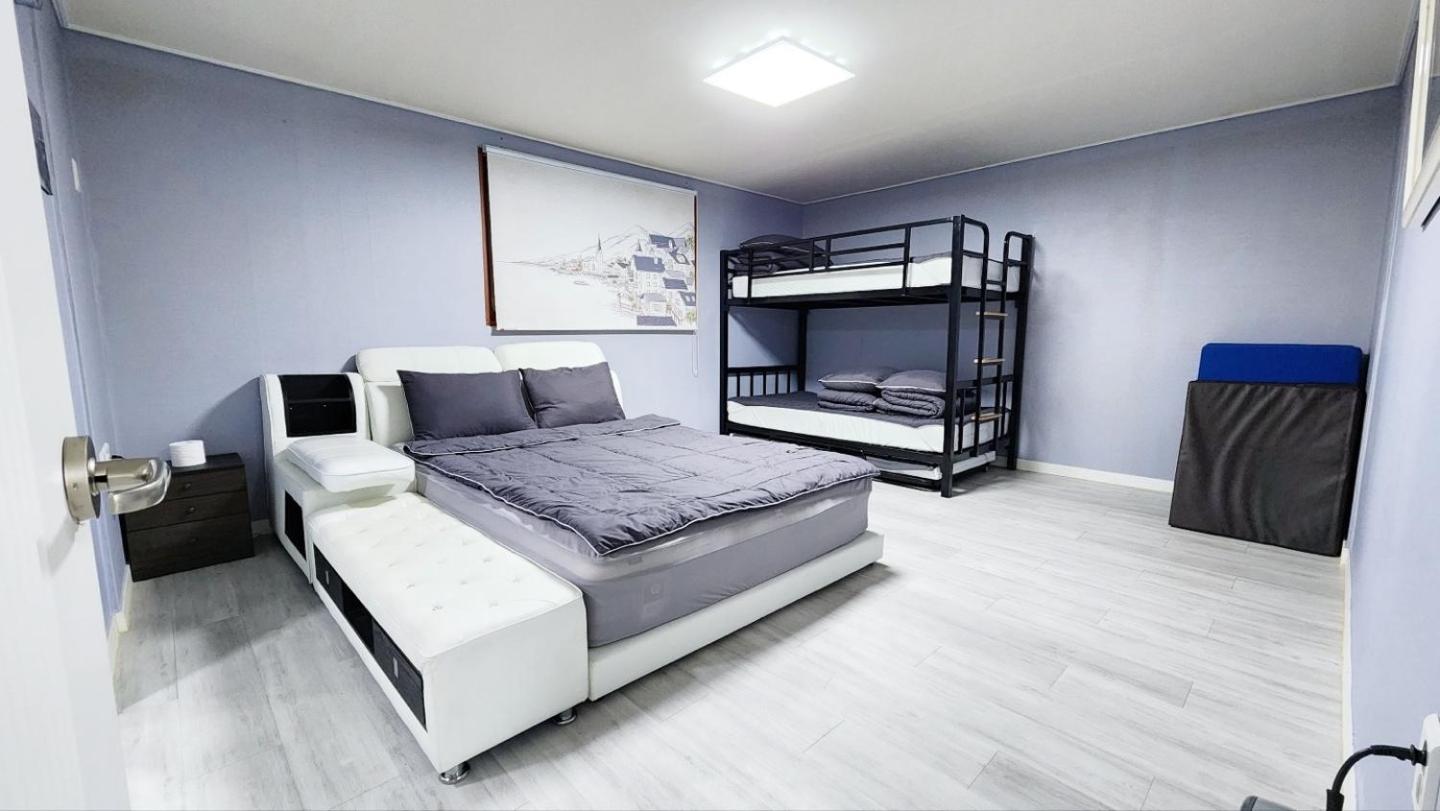 Three-Bedroom Apartment photo 2