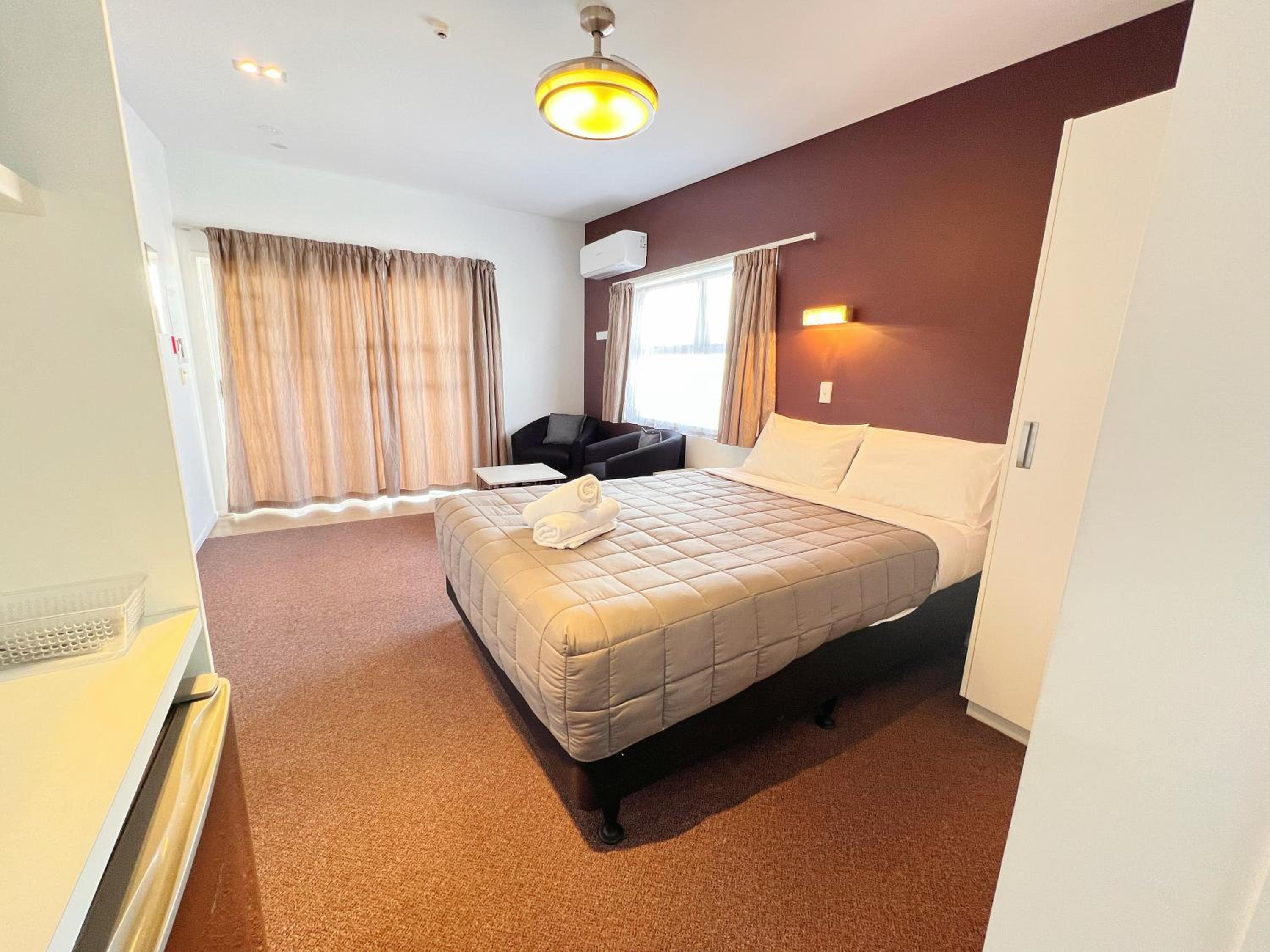 Upstairs Deluxe Queen Room with Kitchennette photo 1