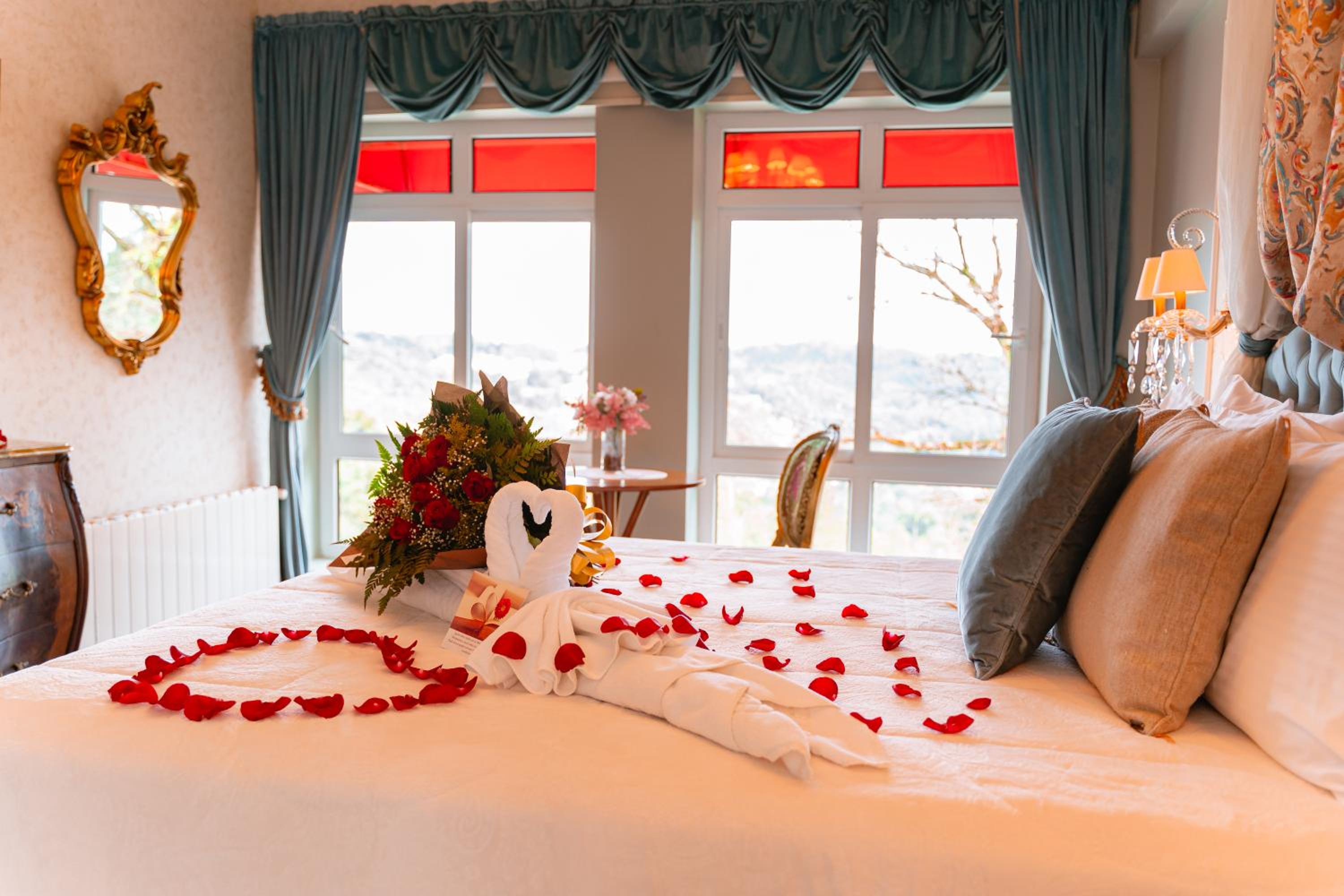 Queen Suite with Spa Bath photo 2
