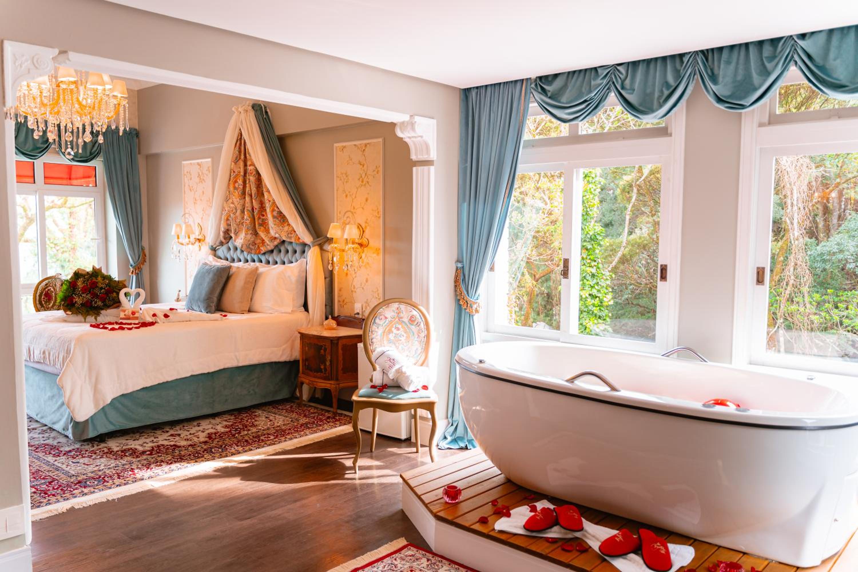 Queen Suite with Spa Bath