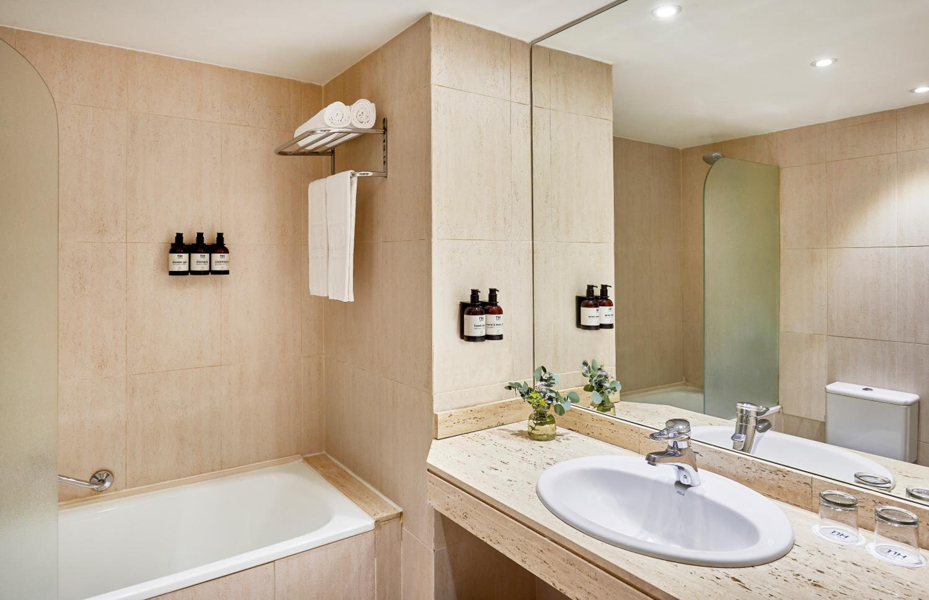 Standard Double or Twin Room - Photo 4