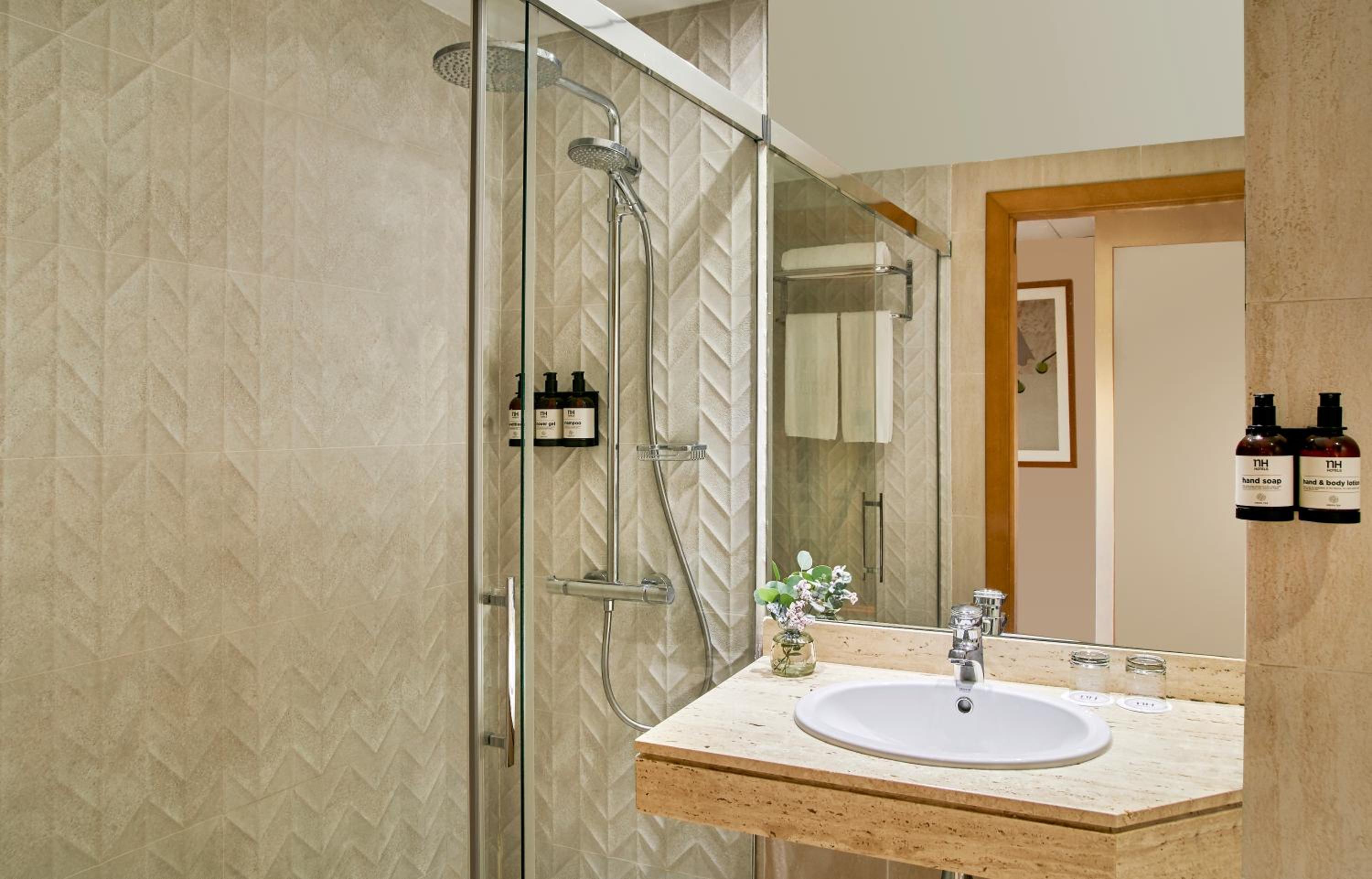 Standard Double or Twin Room - Photo 5