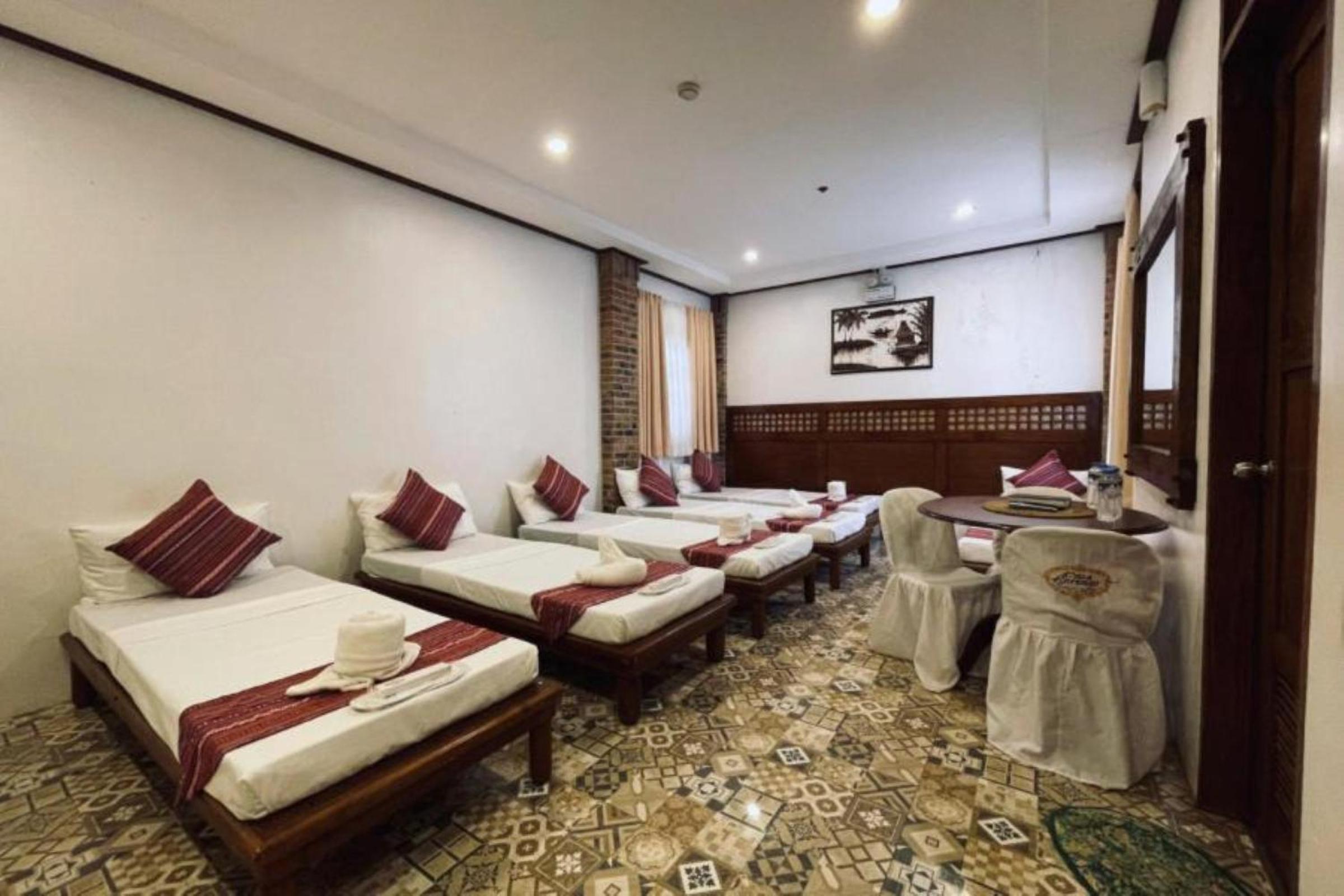 Deluxe Family Room - Photo 10