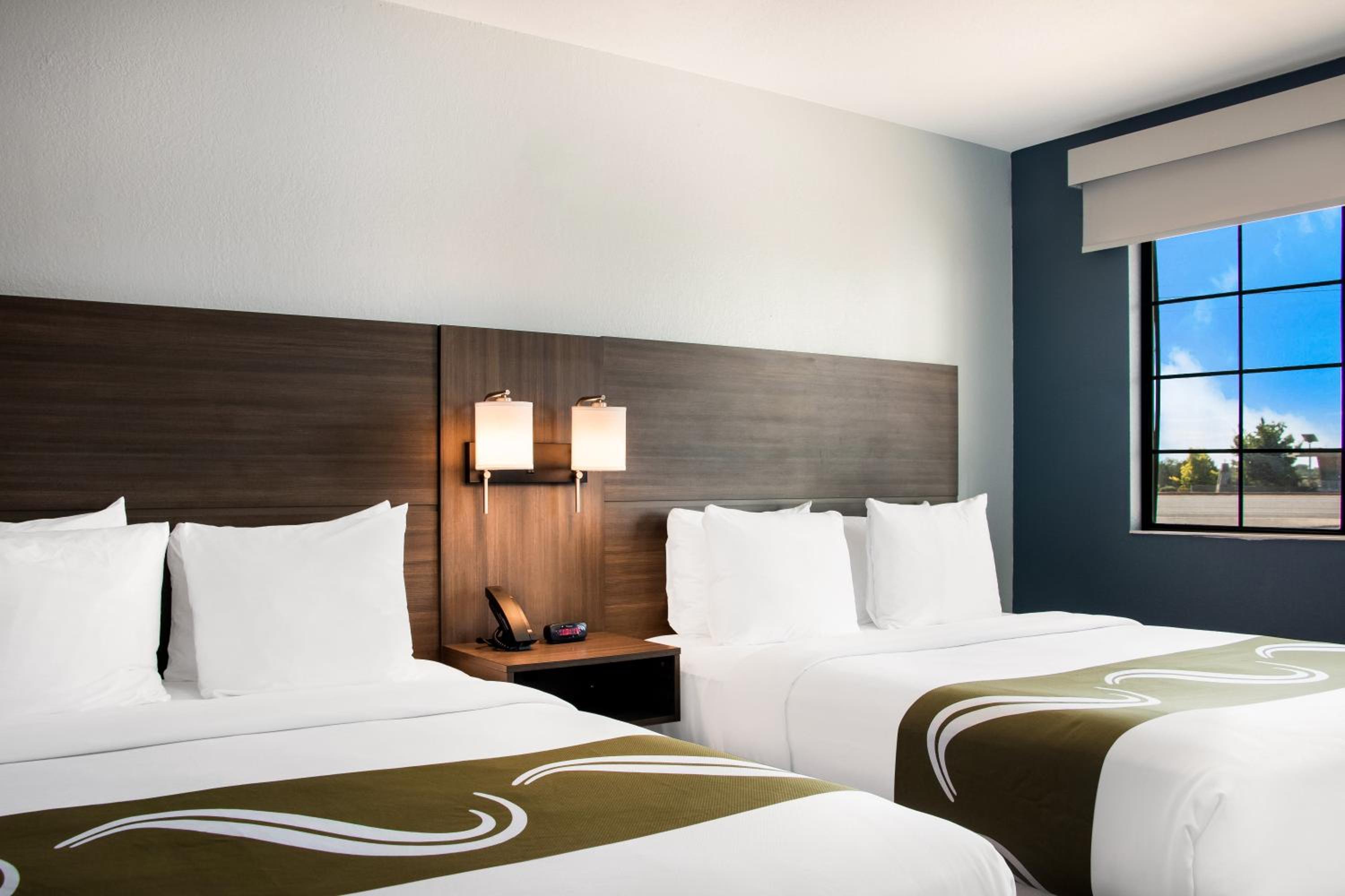 Queen Room with Two Queen Beds - Non Smoking photo 3