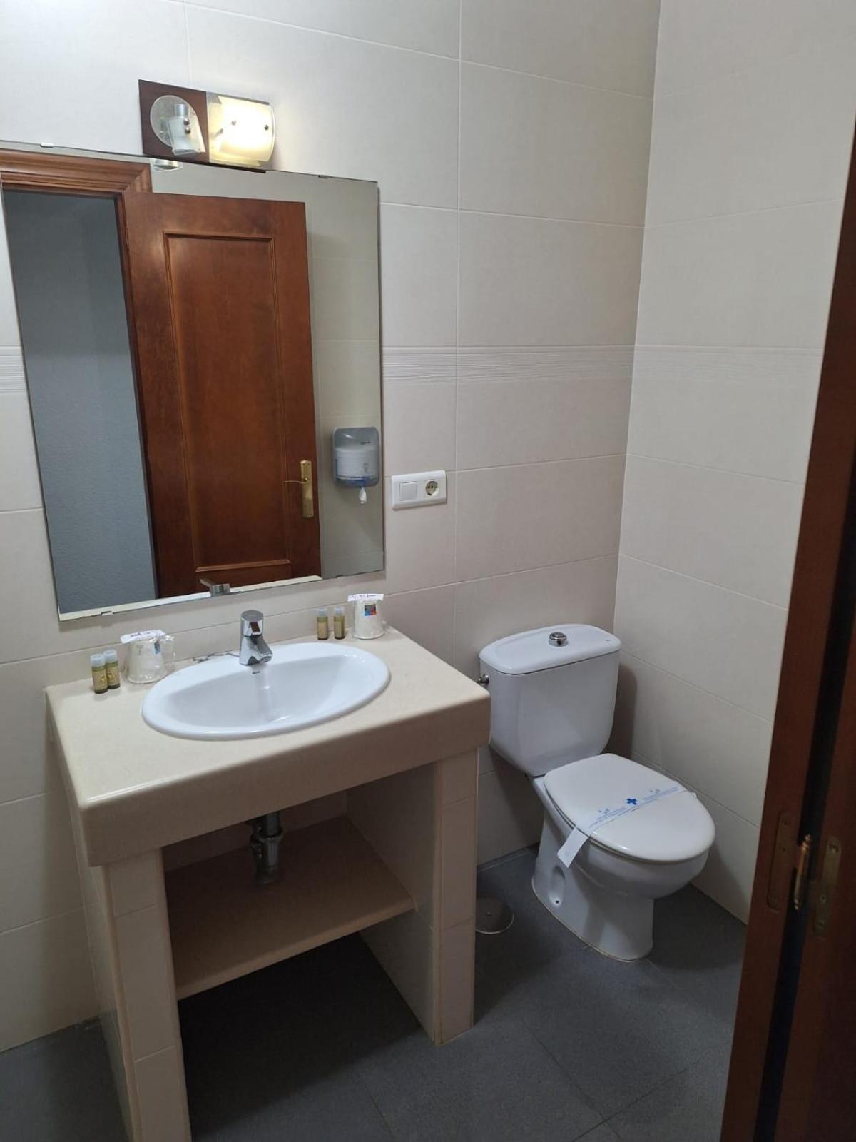 Twin Room - Photo 8