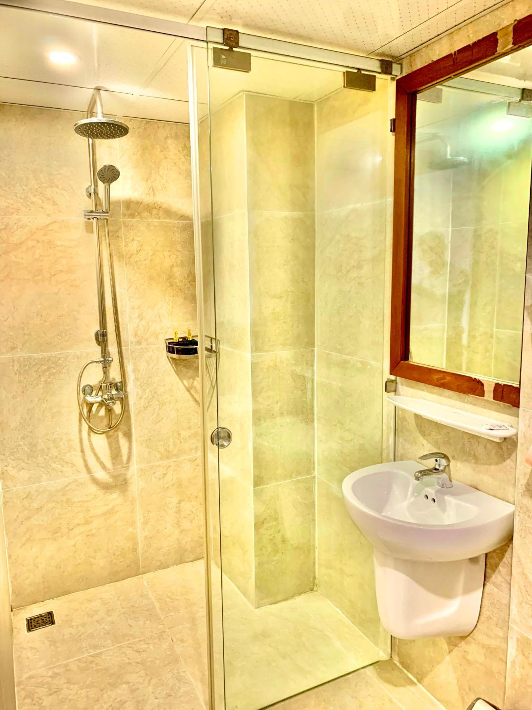 Quadruple Room with Balcony - Photo 16