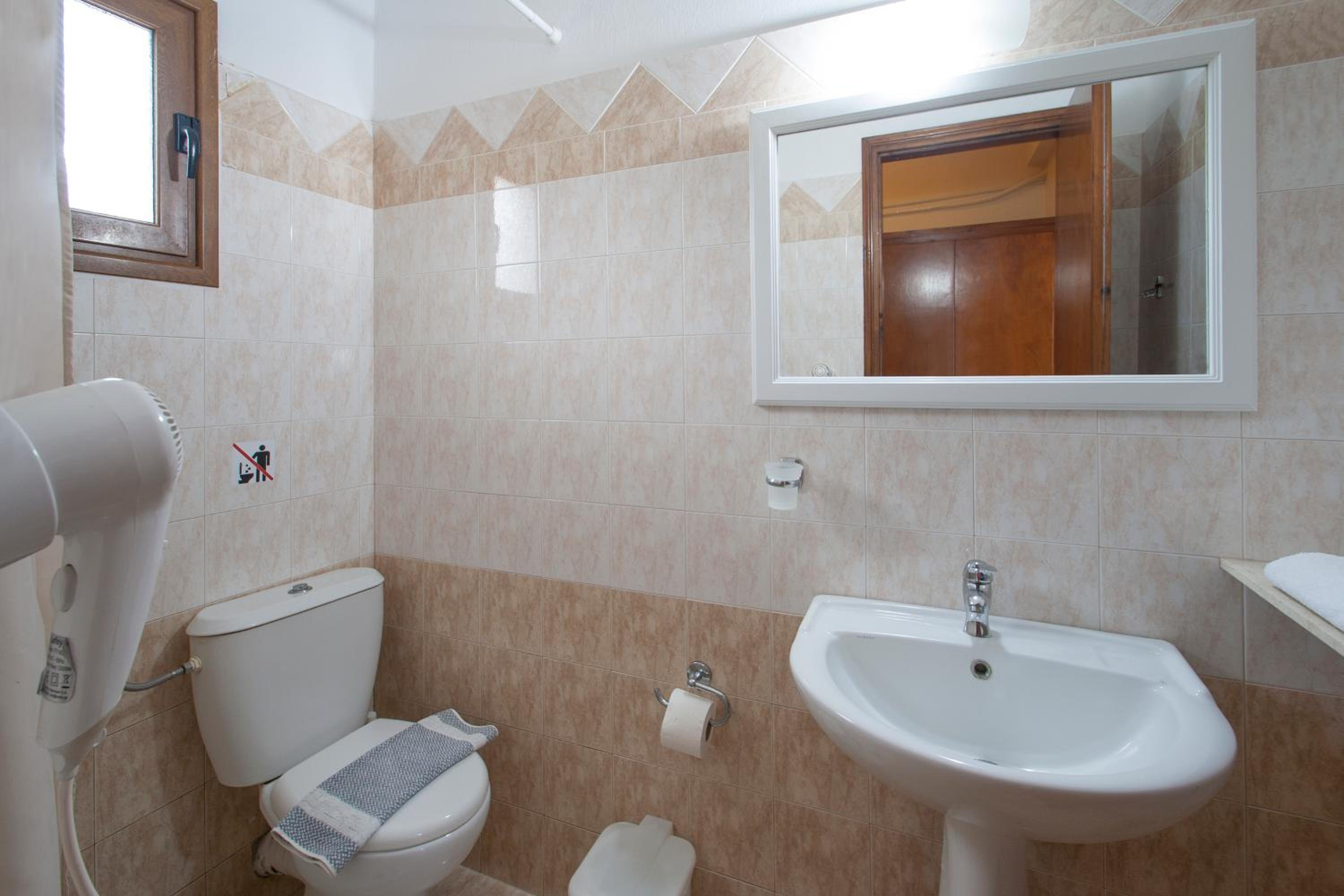 Double or Twin Room - Photo 8