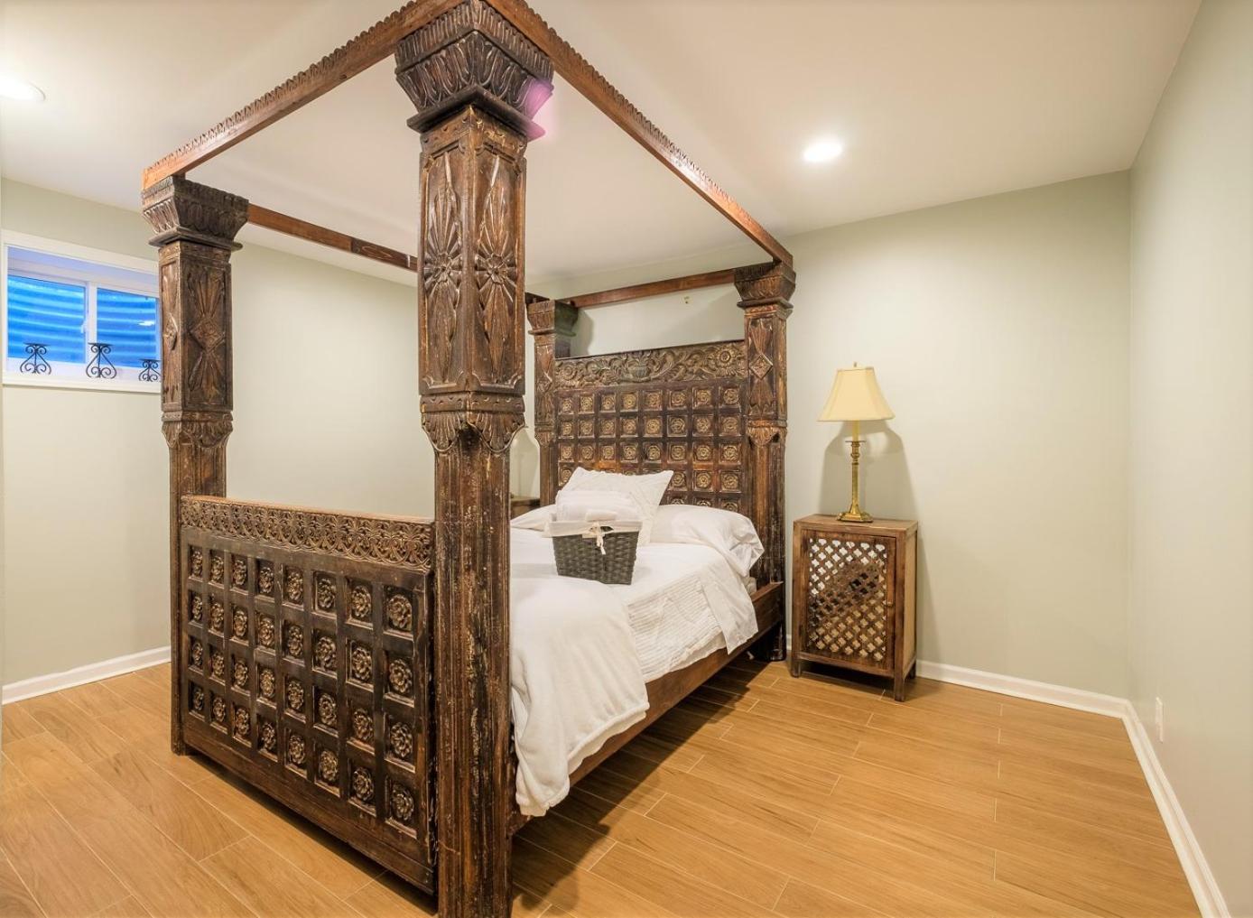 Six-Bedroom House photo 2