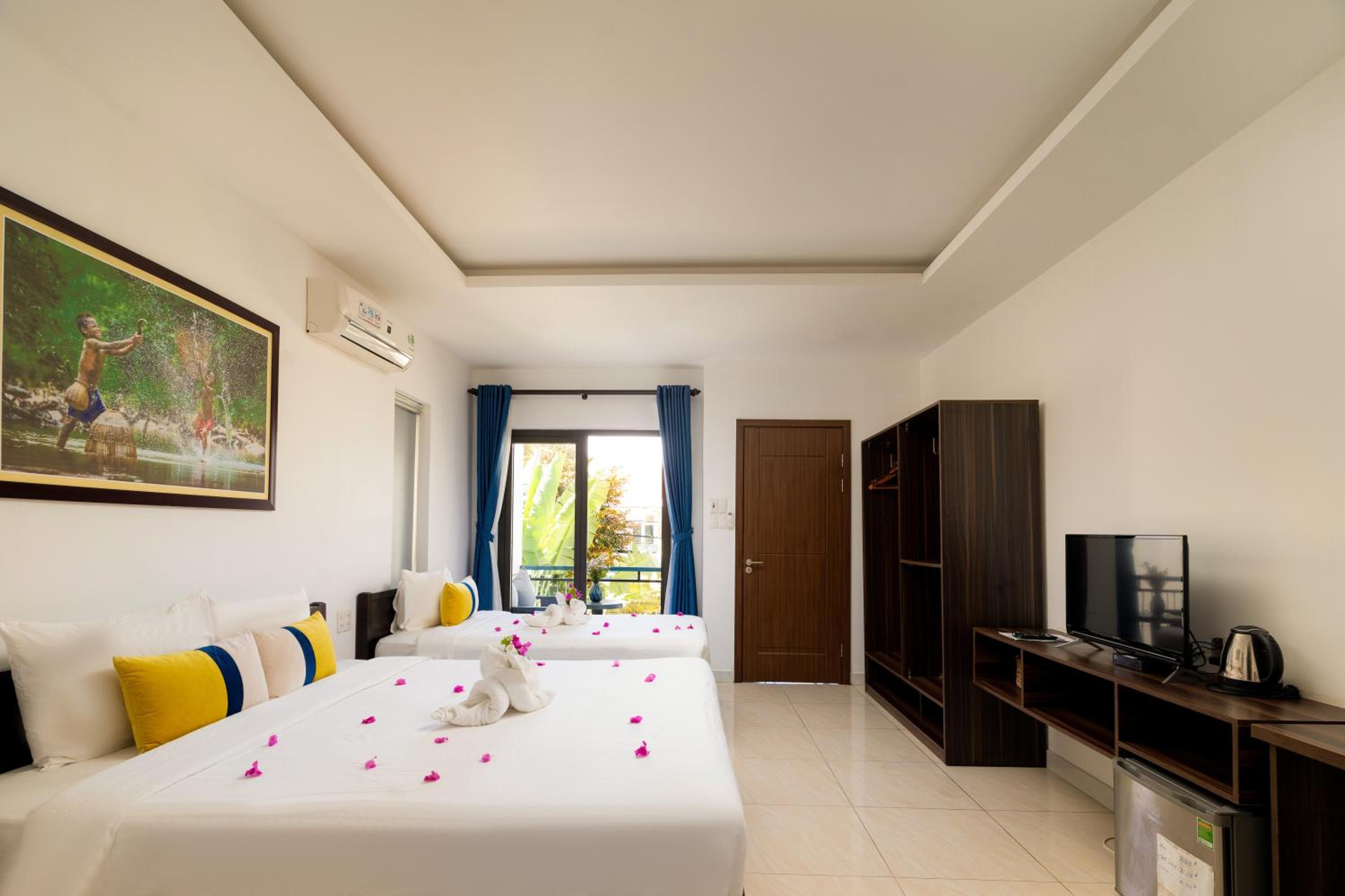 Deluxe Triple Room with Balcony