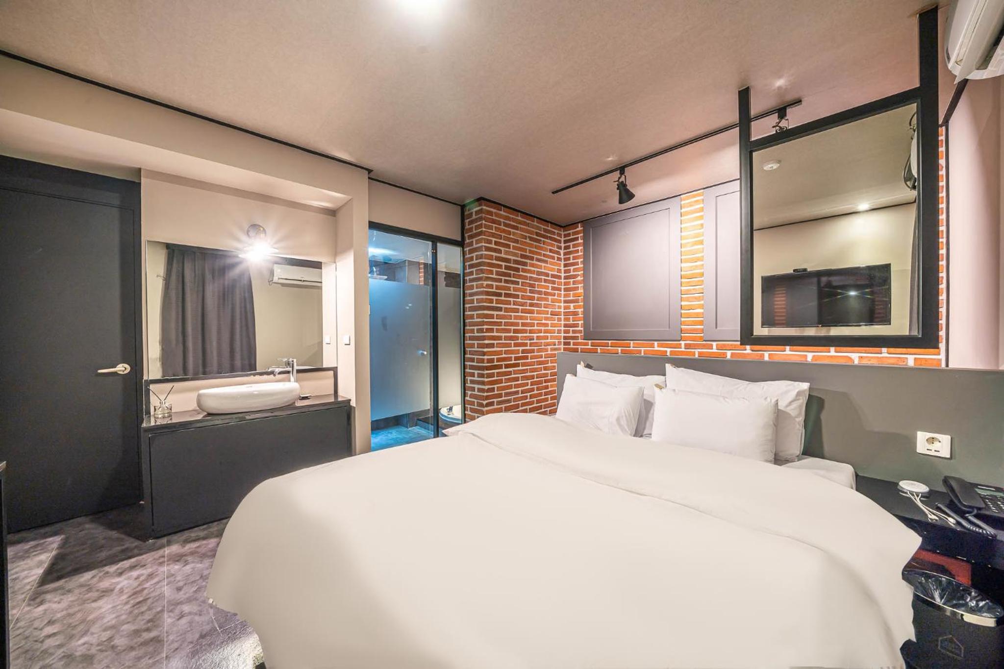 Deluxe Room - Photo 5