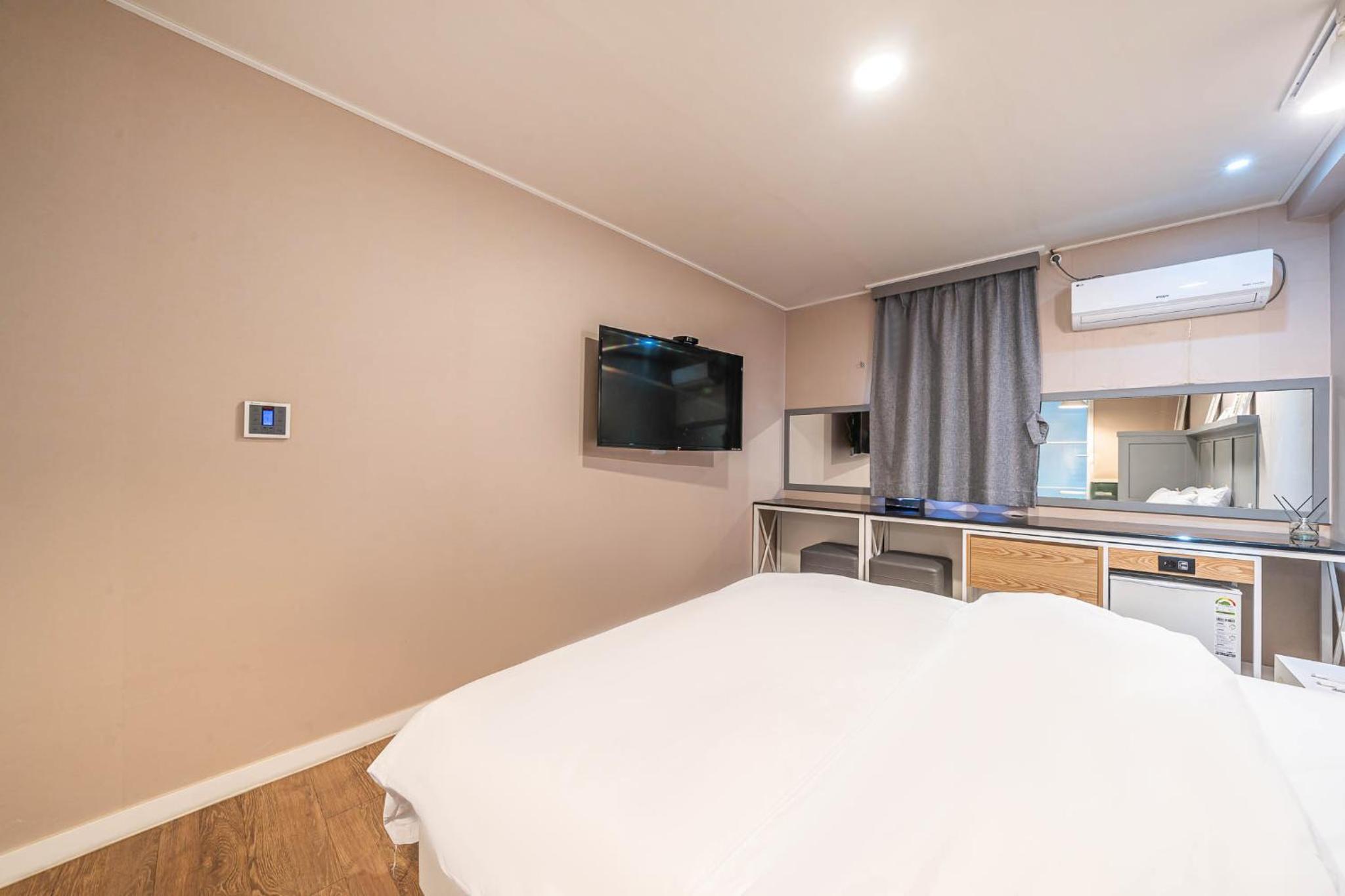 Deluxe Room - Photo 9