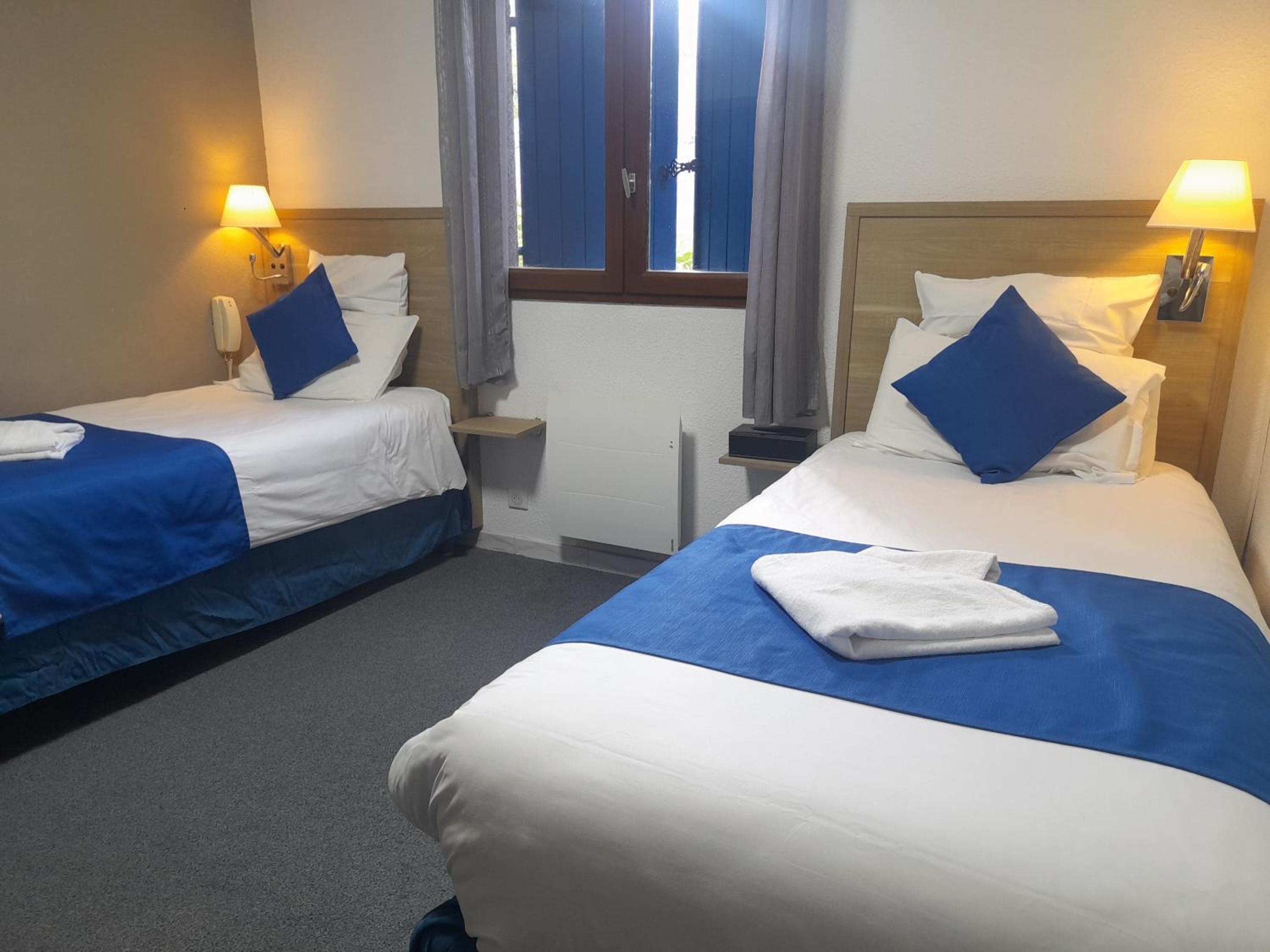 Twin Room with Private Bathroom photo 3