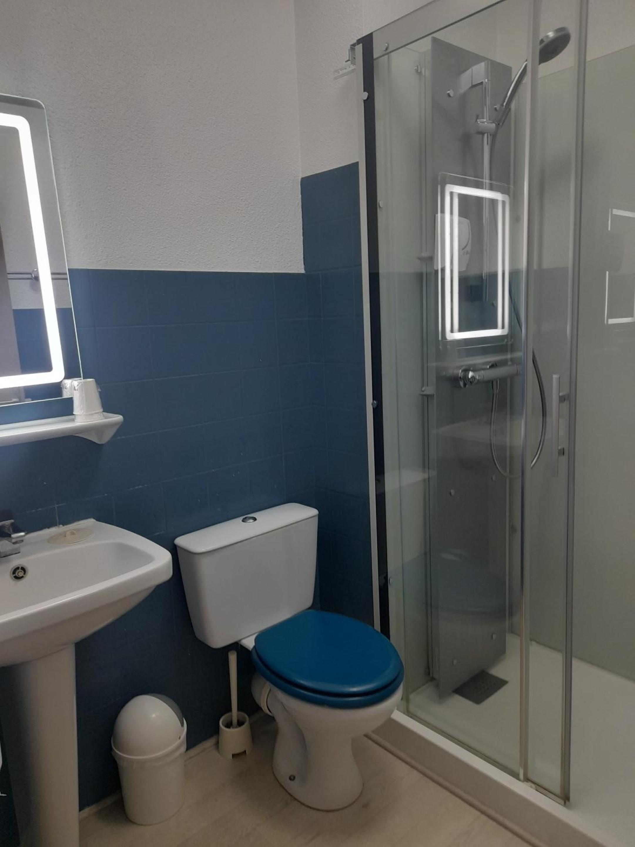 Twin Room with Private Bathroom photo 2