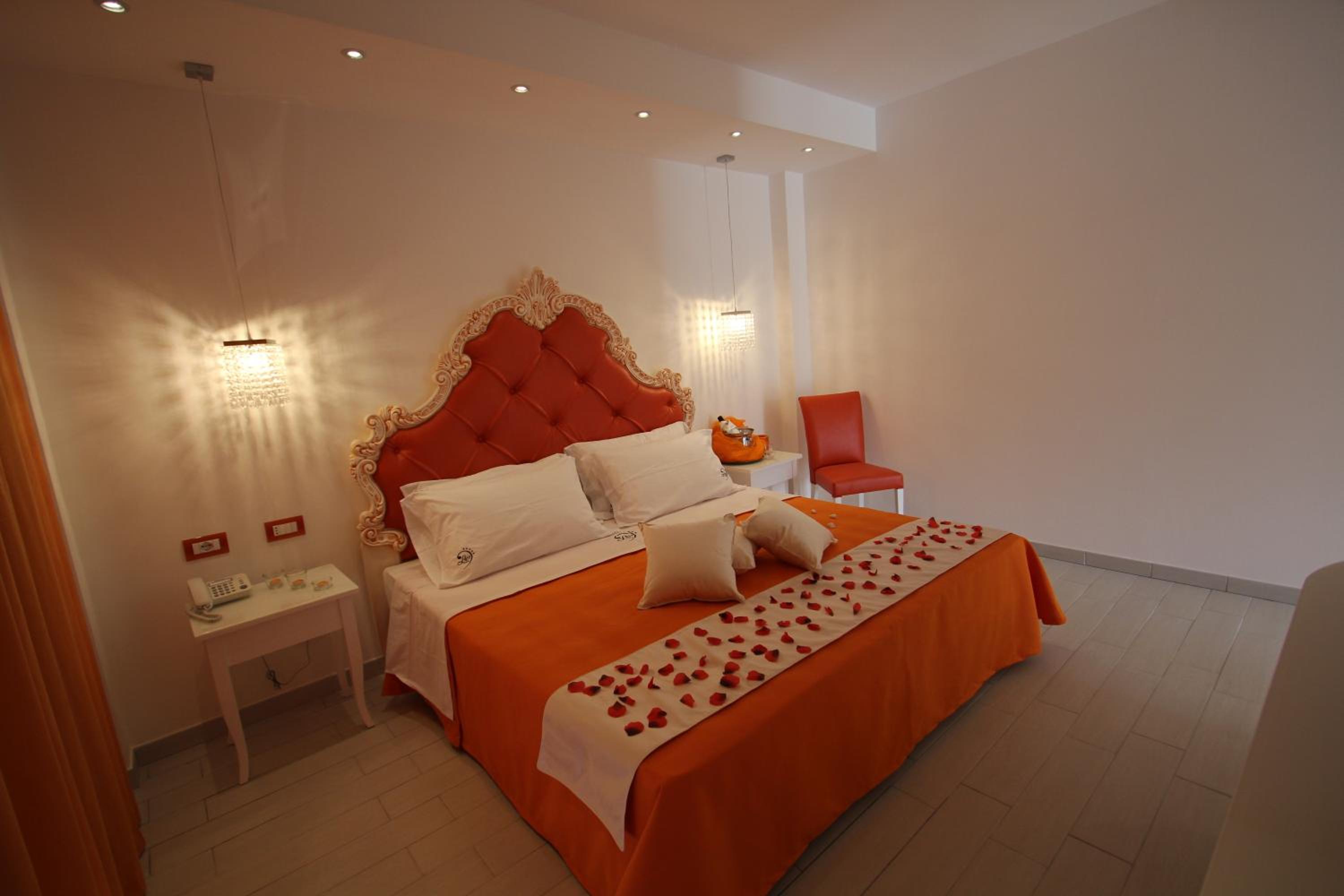Deluxe Suite with Spa Bath - Photo 27